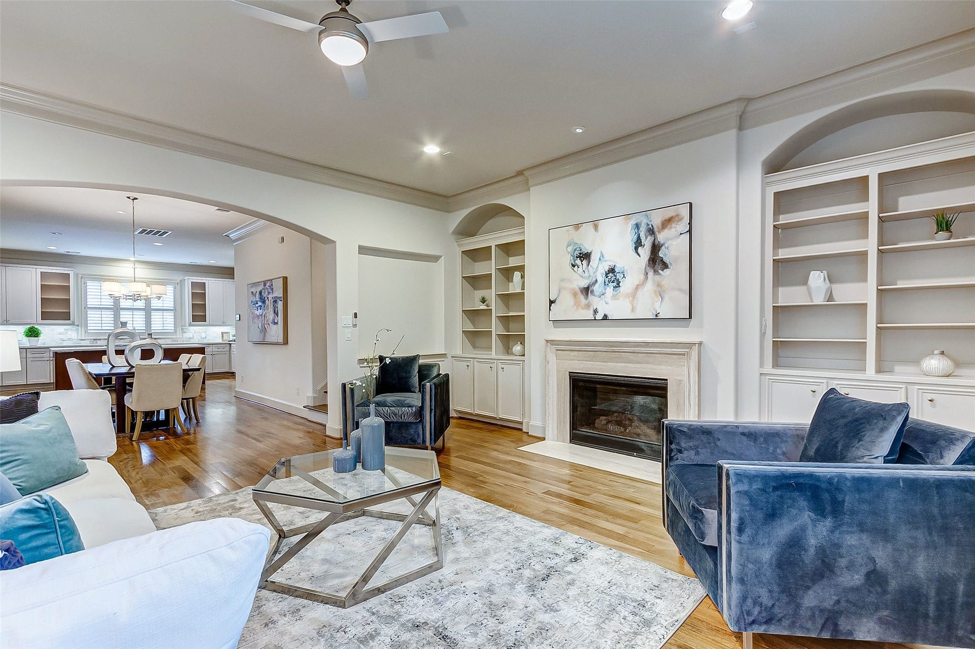 1955 Sheridan Street, Houston, TX 77030 Elegant custom built-ins illuminate the room, offering a perfect showcase for your cherished book collection or favorite knick-knacks.