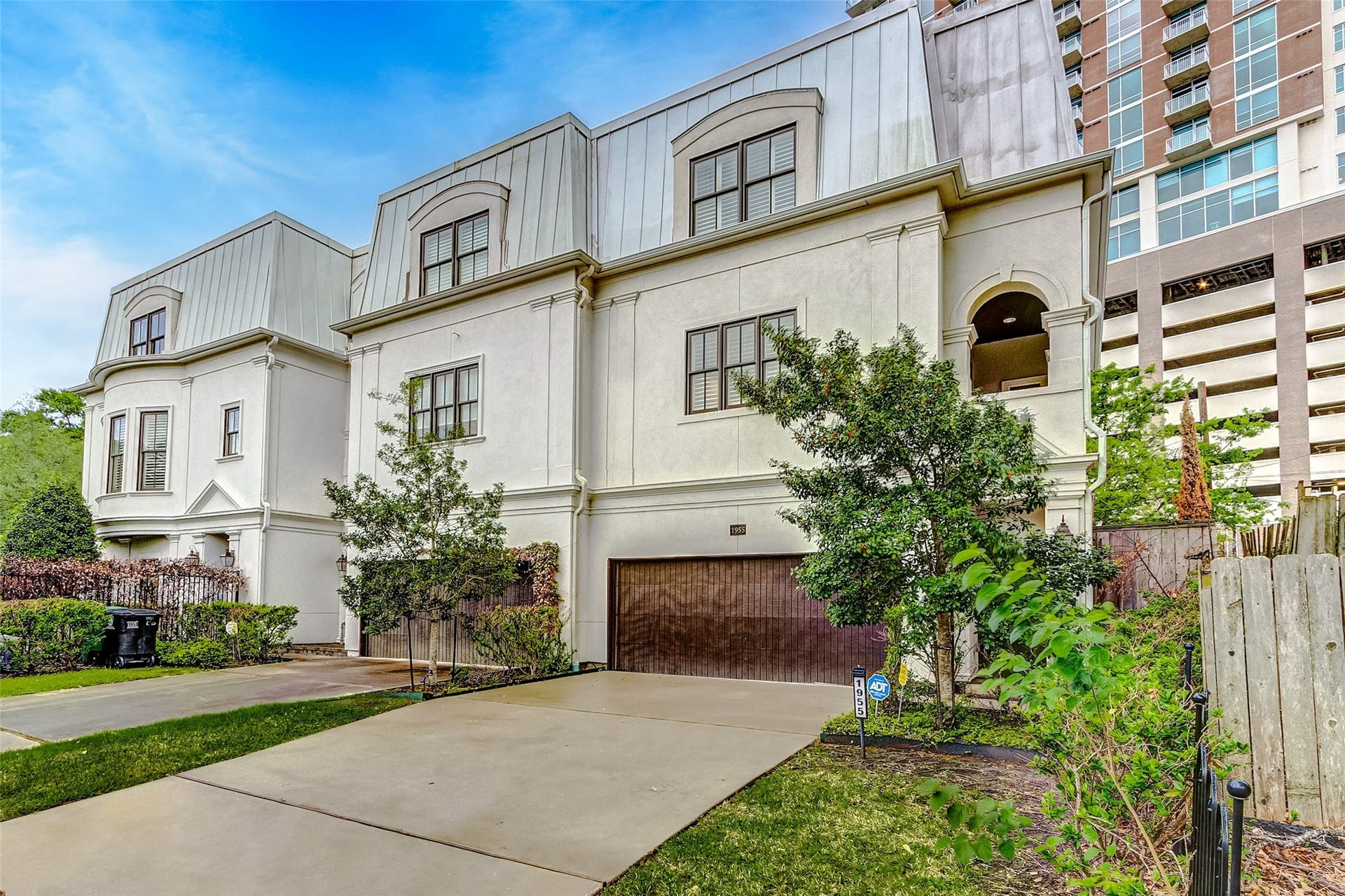 1955 Sheridan Street, Houston, TX 77030 Elegant townhouse nestled in the heart of the medical center, offering seamless access to Rice University and vibrant urban living.