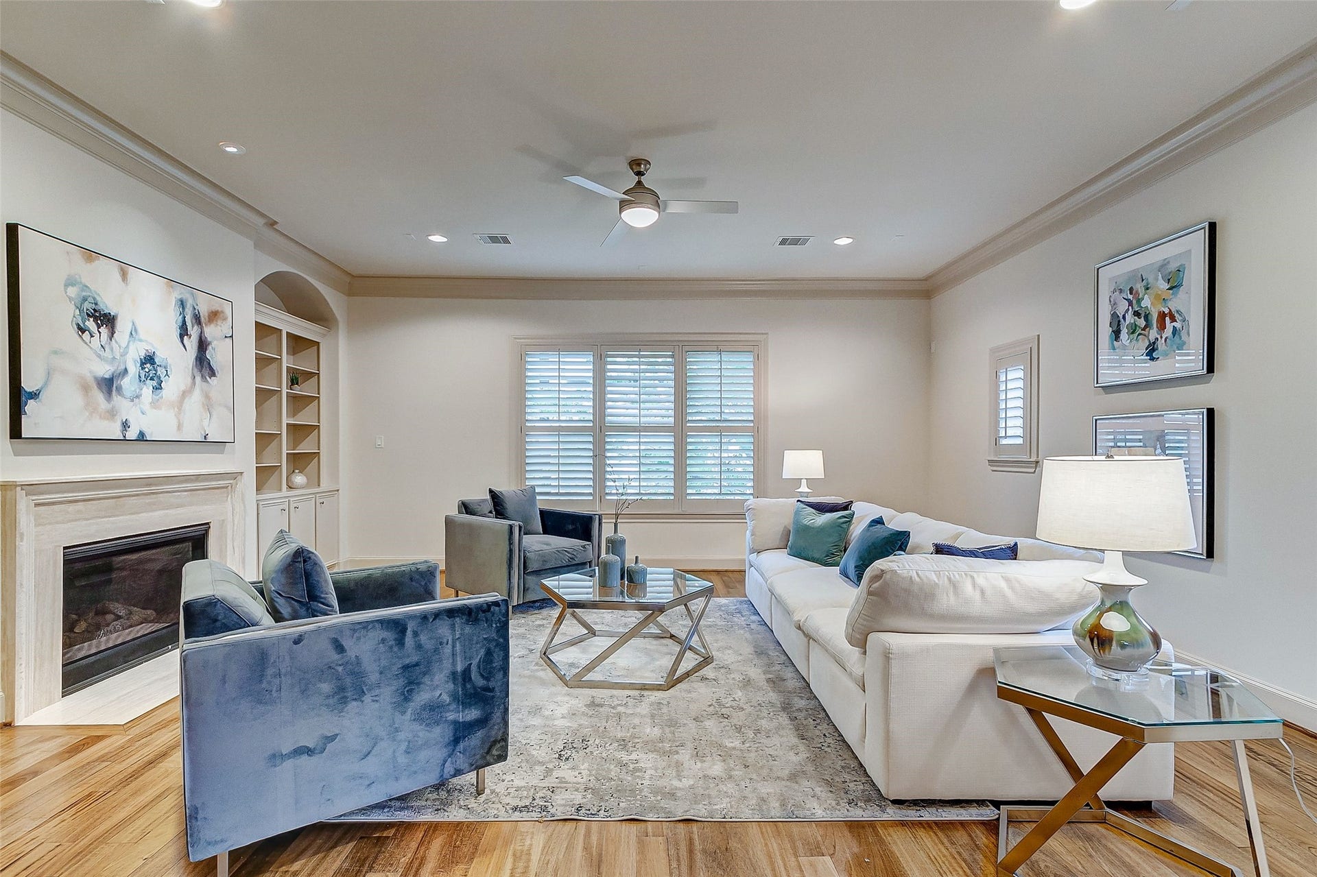 1955 Sheridan Street, Houston, TX 77030 Experience the charm of this second-floor living area, where beautiful wood floors and abundant windows fill the space with natural light.