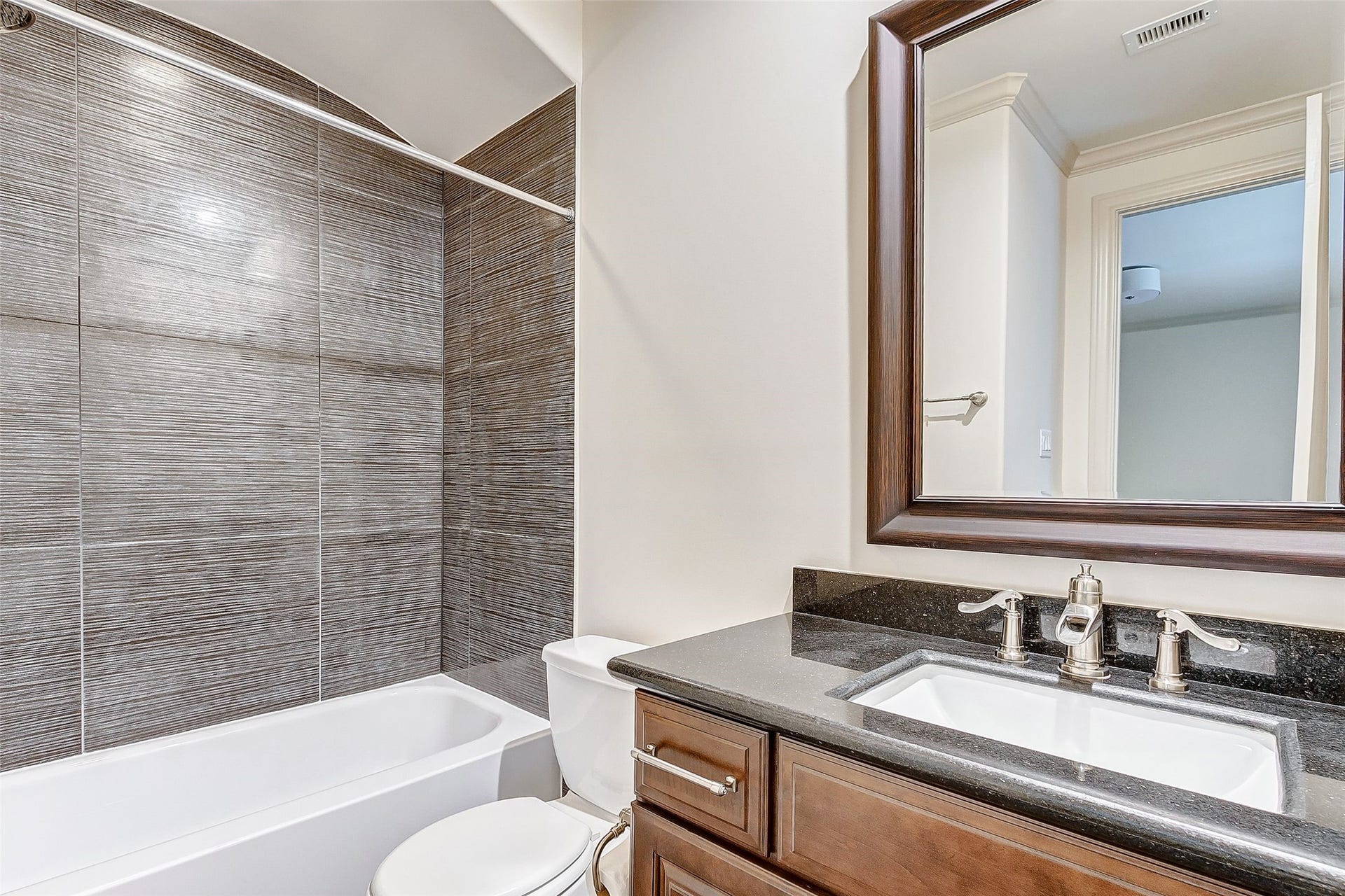 1955 Sheridan Street, Houston, TX 77030 Experience modern elegance in the nearly brand-new, remodeled secondary bathroom on the third floor, featuring sleek finishes and a stylish design.