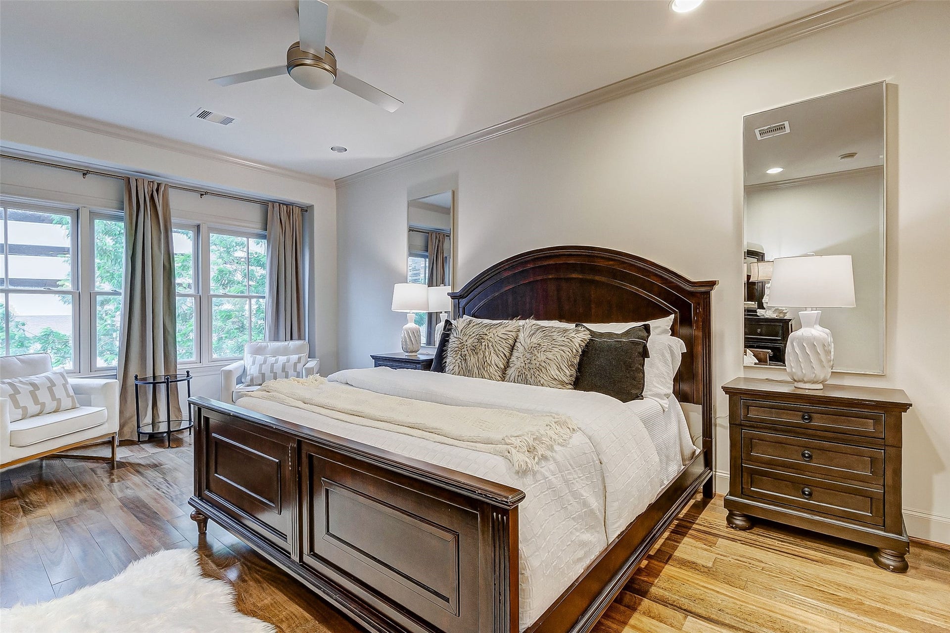 1955 Sheridan Street, Houston, TX 77030 Experience the inviting warmth of this spacious primary bedroom, bathed in abundant natural light.