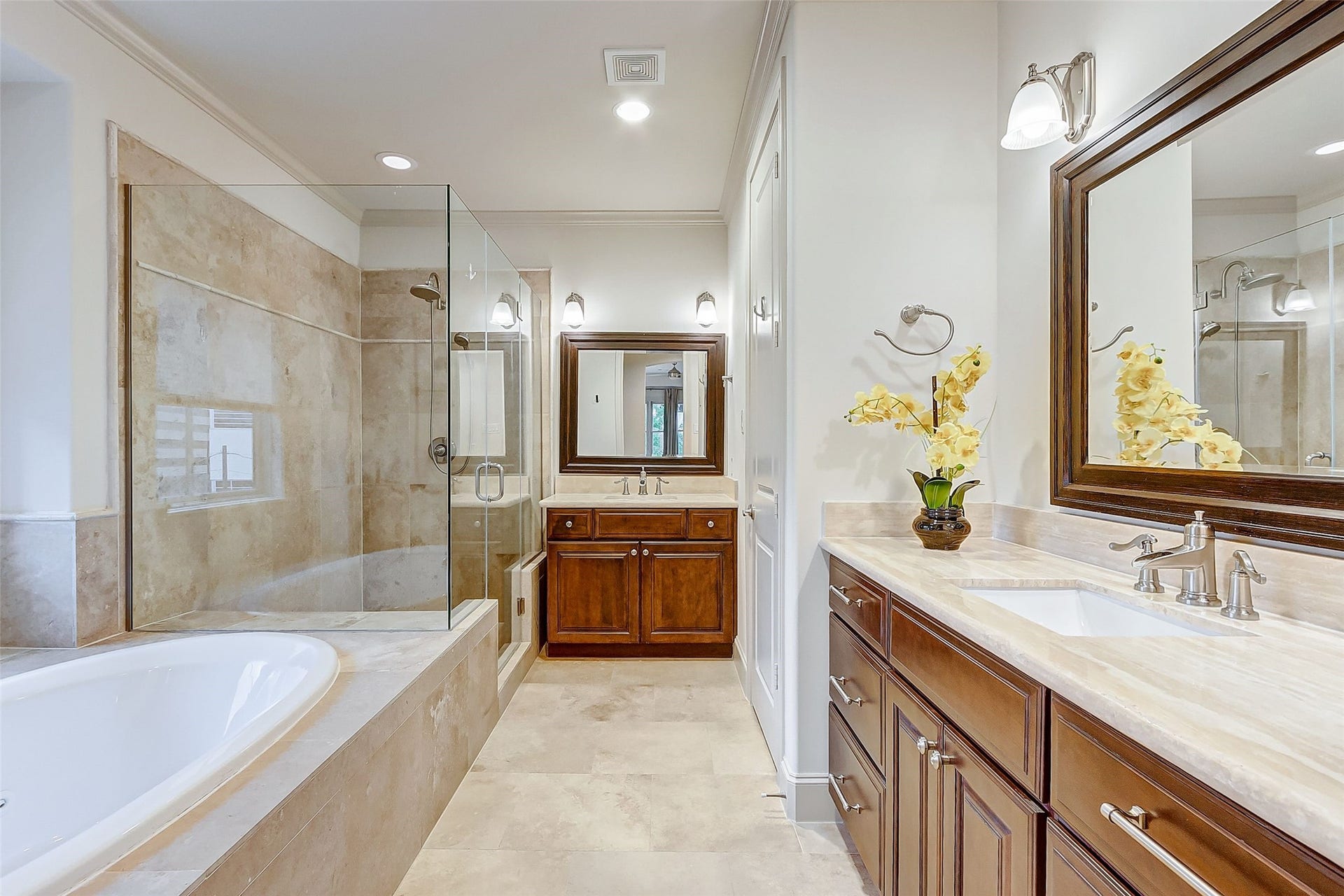 1955 Sheridan Street, Houston, TX 77030 Indulge in luxury with a primary bath featuring a jetted spa bathtub, spacious walk-in shower with a bench, dual sinks, a private toilet room, and ample closet space.