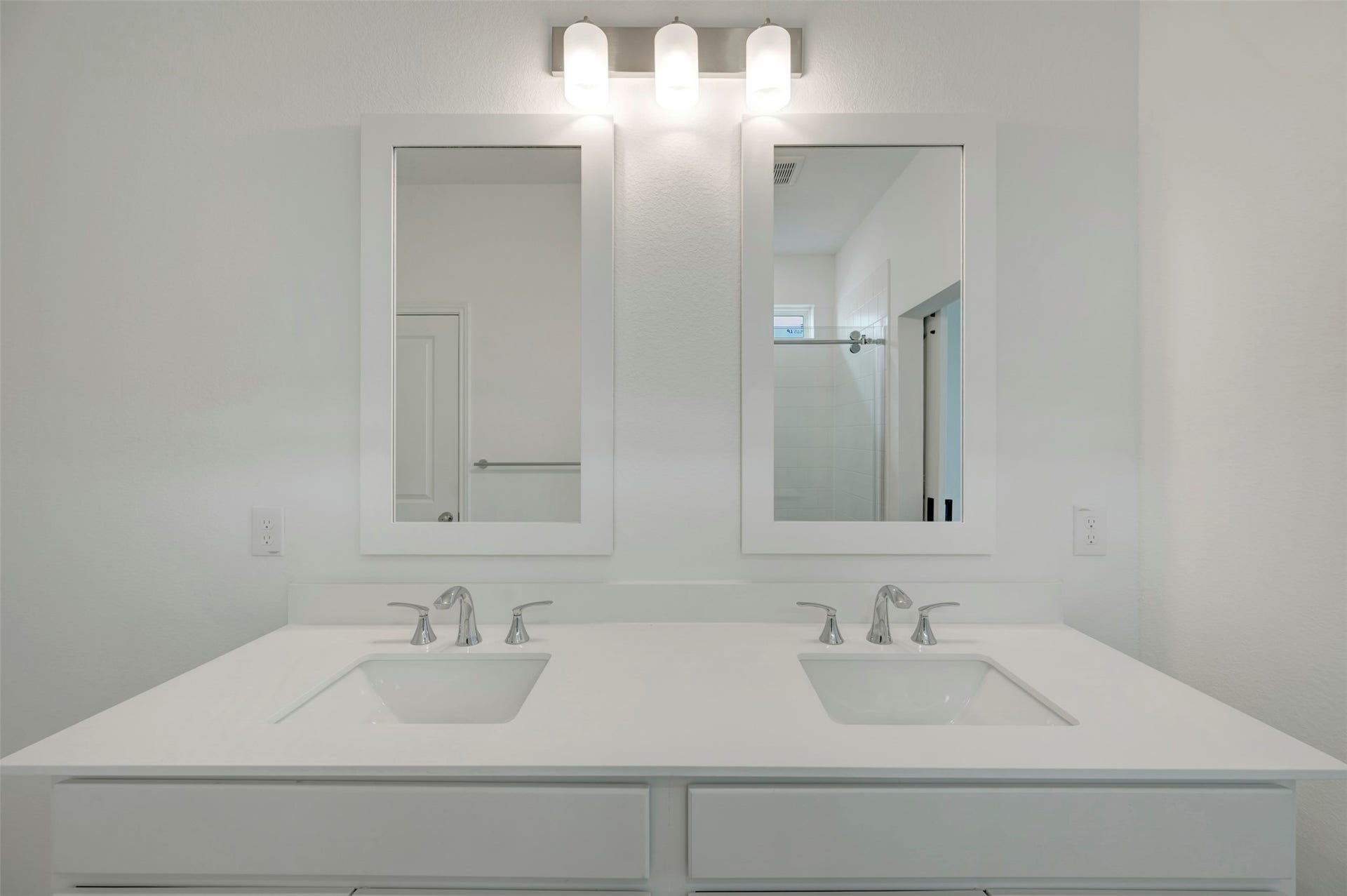 Double sinks in primary bath