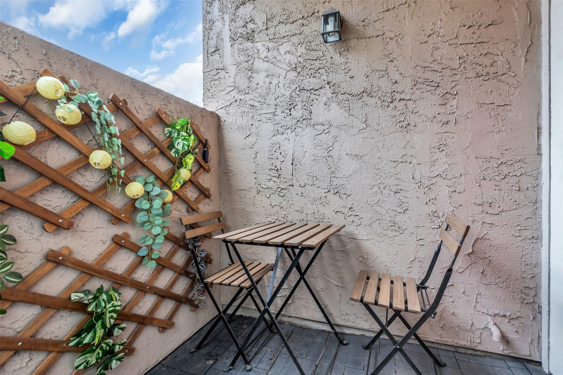 10855 Meadowglen Lane, #604, Houston, TX 77042 Step outside to a private sitting area that provides additional space to enjoy some fresh air, relax with a cup of coffee, or create a cozy outdoor setup.