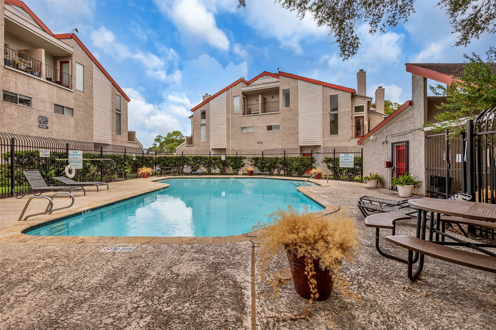 10855 Meadowglen Lane, #604, Houston, TX 77042 Residents have access to a community pool available to all tenants, providing a convenient spot to cool off, relax, and enjoy time outdoors.