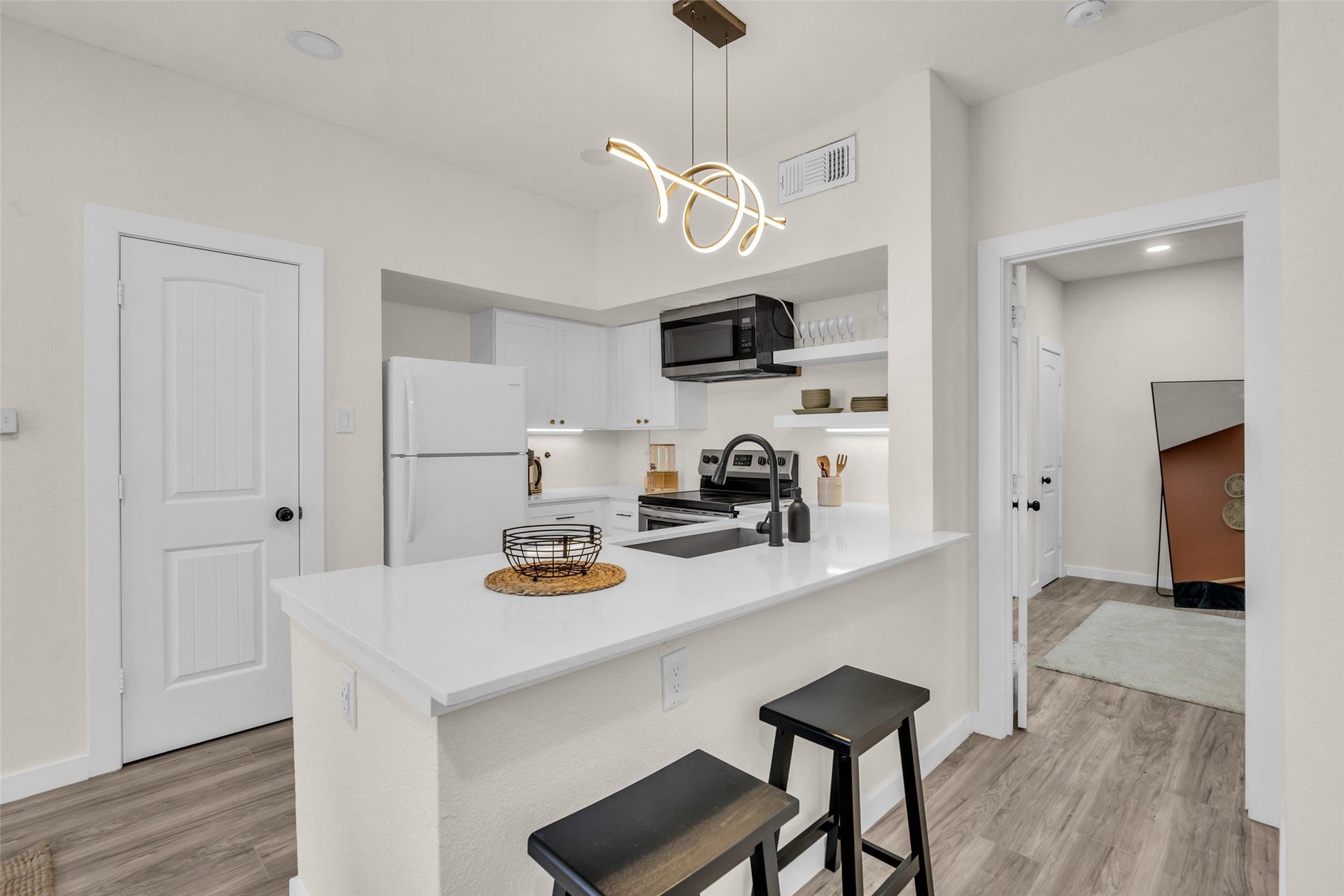 10855 Meadowglen Lane, #604, Houston, TX 77042 A full view of the kitchen highlights its efficient layout and practical design.