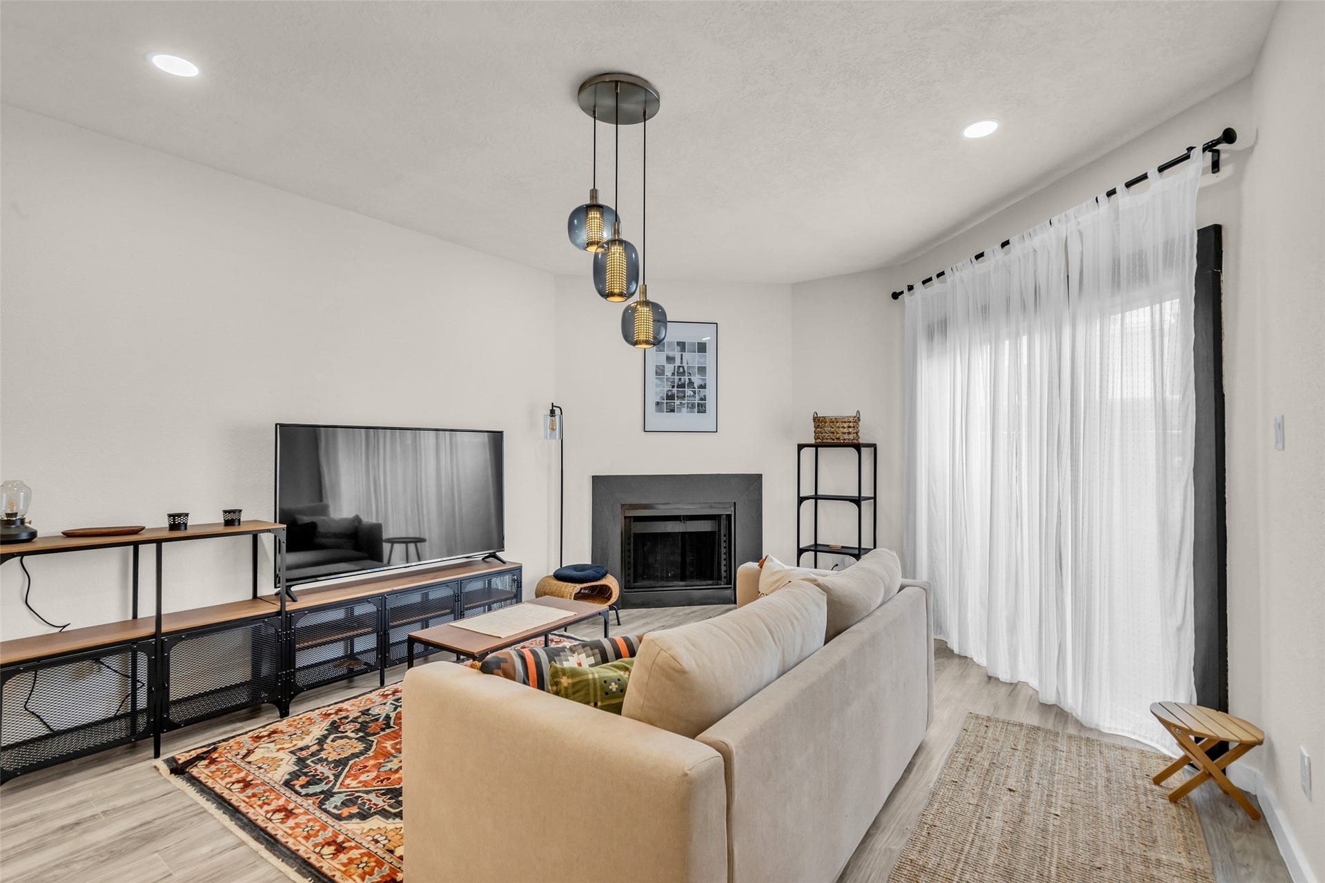 10855 Meadowglen Lane, #604, Houston, TX 77042 Ready for its new owner, this home combines modern updates with everyday comfort in a convenient setting.