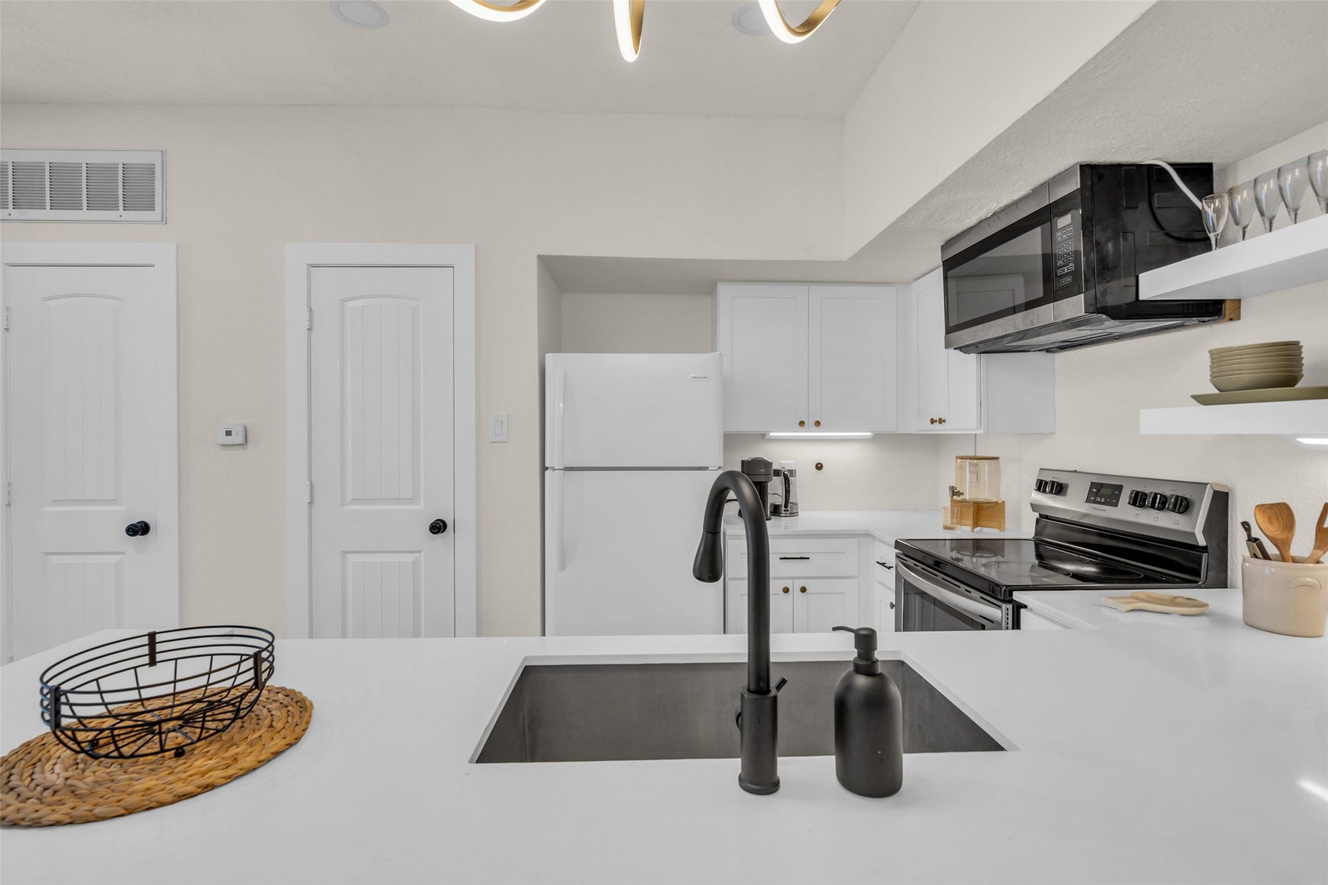 10855 Meadowglen Lane, #604, Houston, TX 77042 The space includes a small pantry for added storage, while the island provides extra counter space and a convenient spot for casual dining.