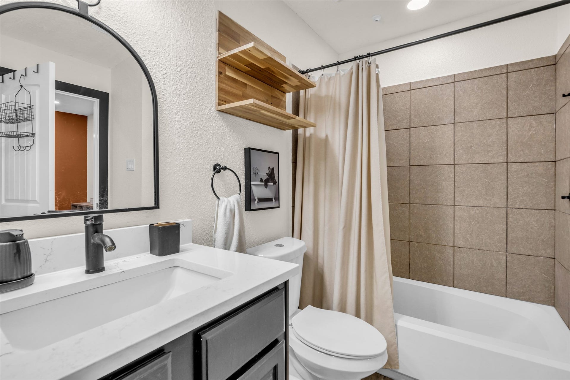 10855 Meadowglen Lane, #604, Houston, TX 77042 The bedroom includes a private en suite bathroom with a convenient tub and shower combination.