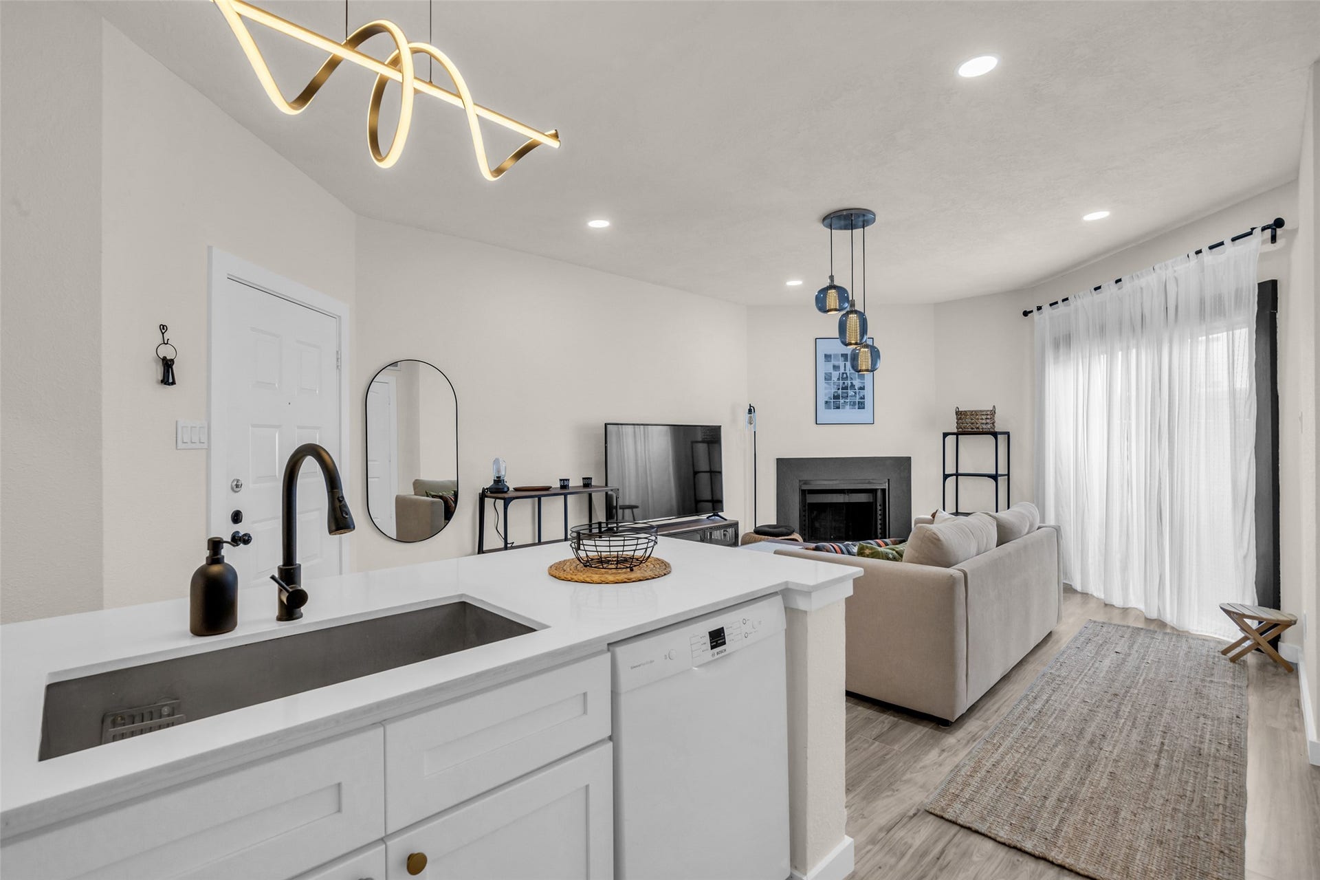 10855 Meadowglen Lane, #604, Houston, TX 77042 Adjacent to the living room is a compact, functional kitchen designed to make the most of the space.