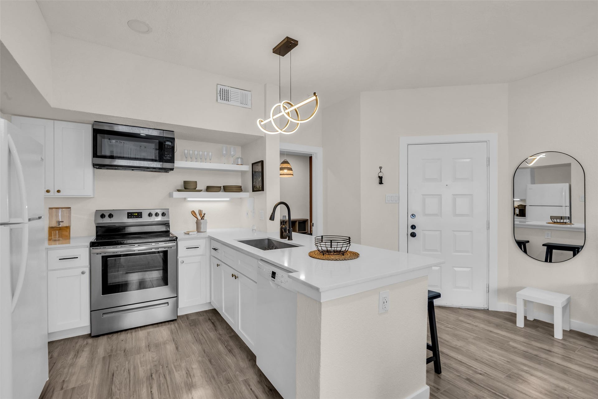 10855 Meadowglen Lane, #604, Houston, TX 77042 A central kitchen island provides additional prep area while doubling as a convenient breakfast bar for casual meals.