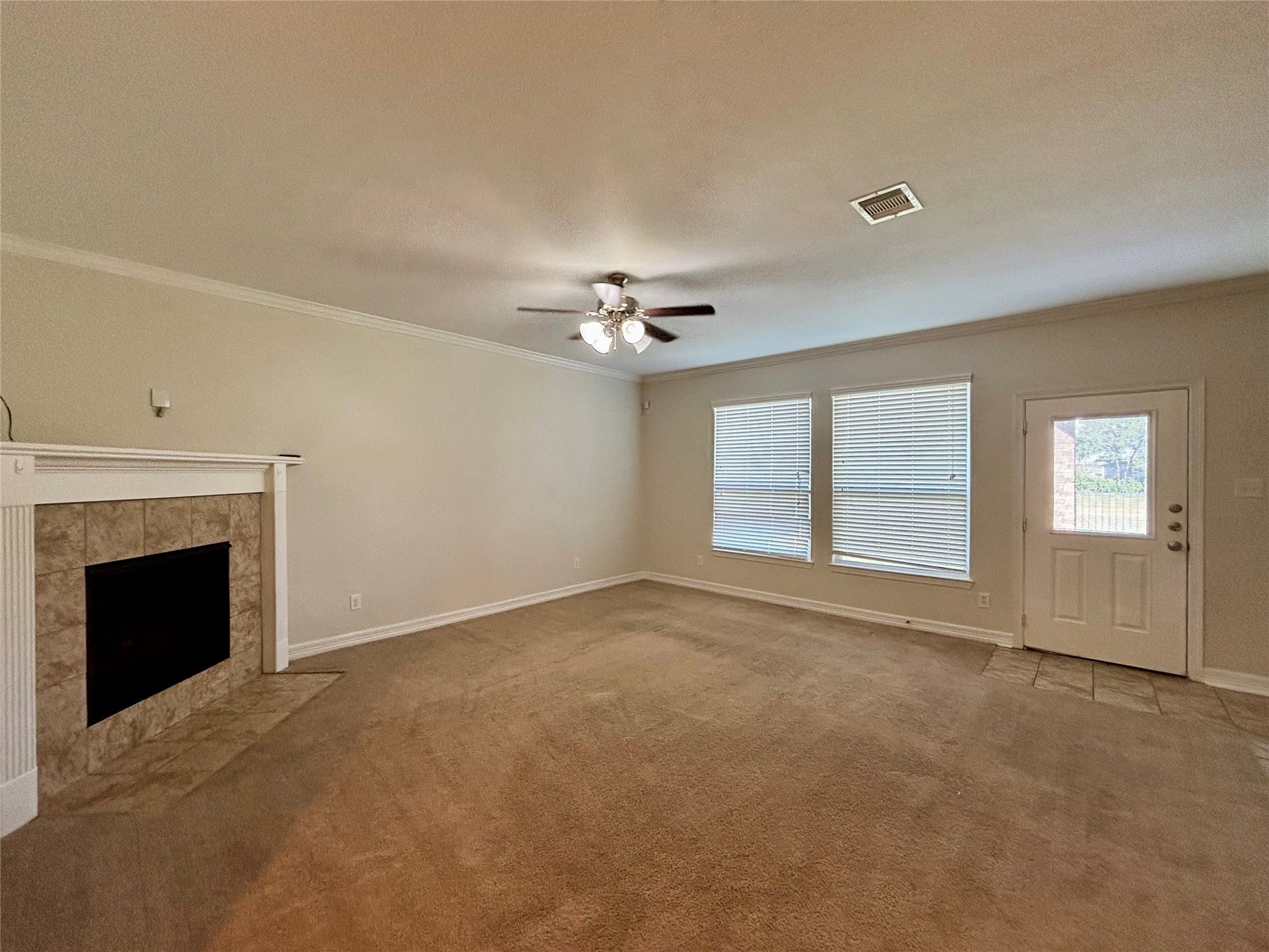 6013 Dublin Lane, Pearland, TX 77581 Living room