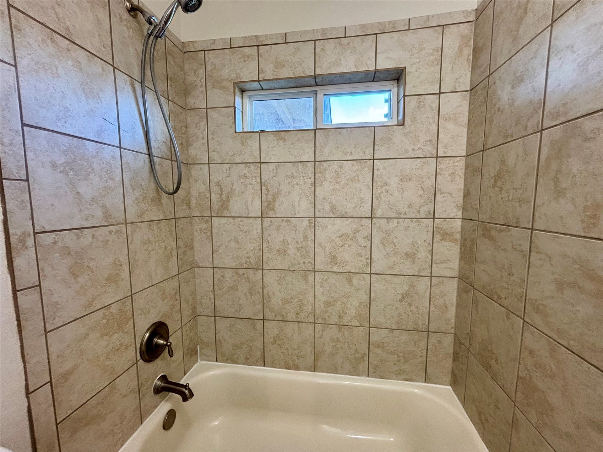 6013 Dublin Lane, Pearland, TX 77581 Second bathroom