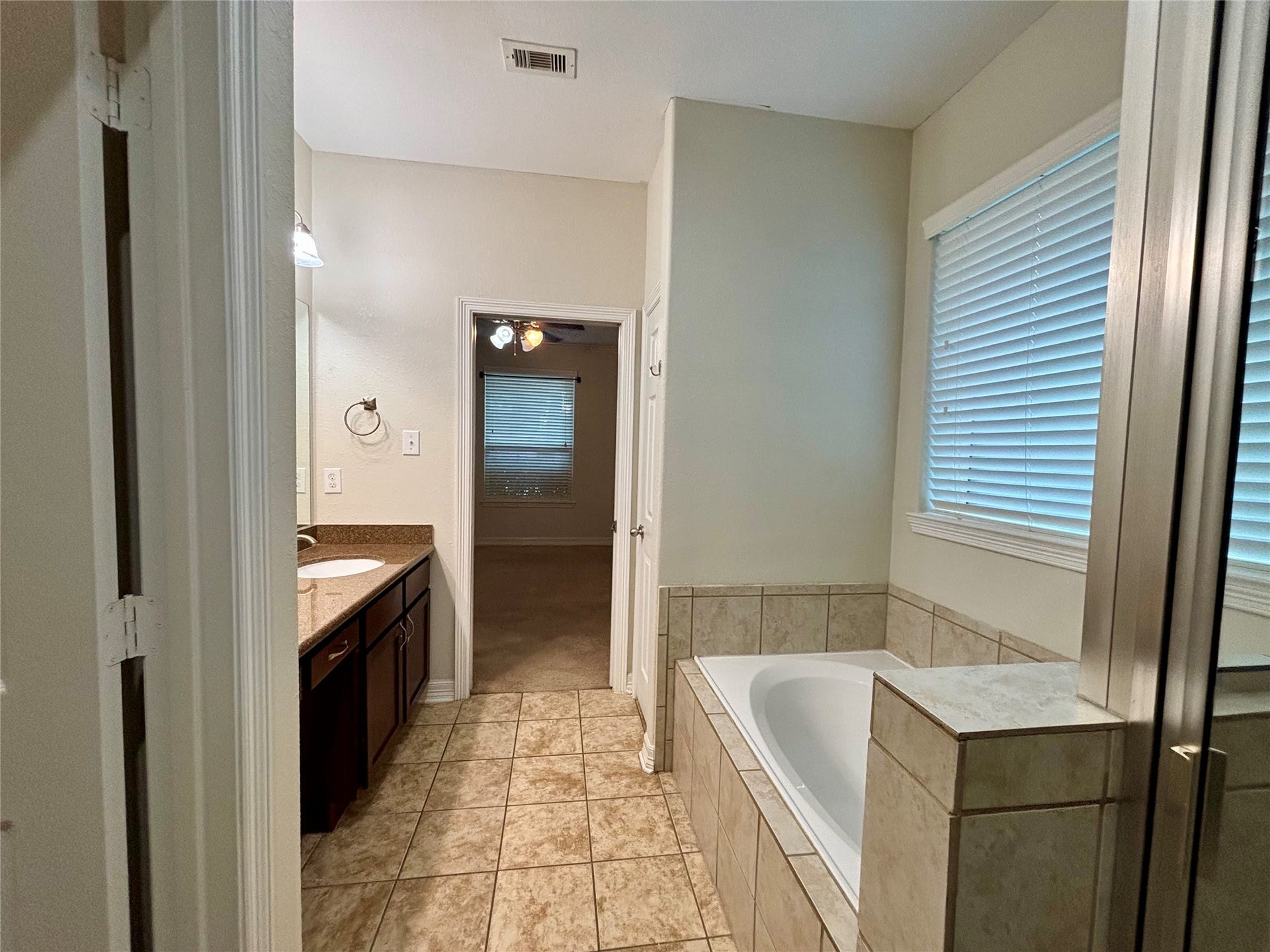 6013 Dublin Lane, Pearland, TX 77581 Master bath