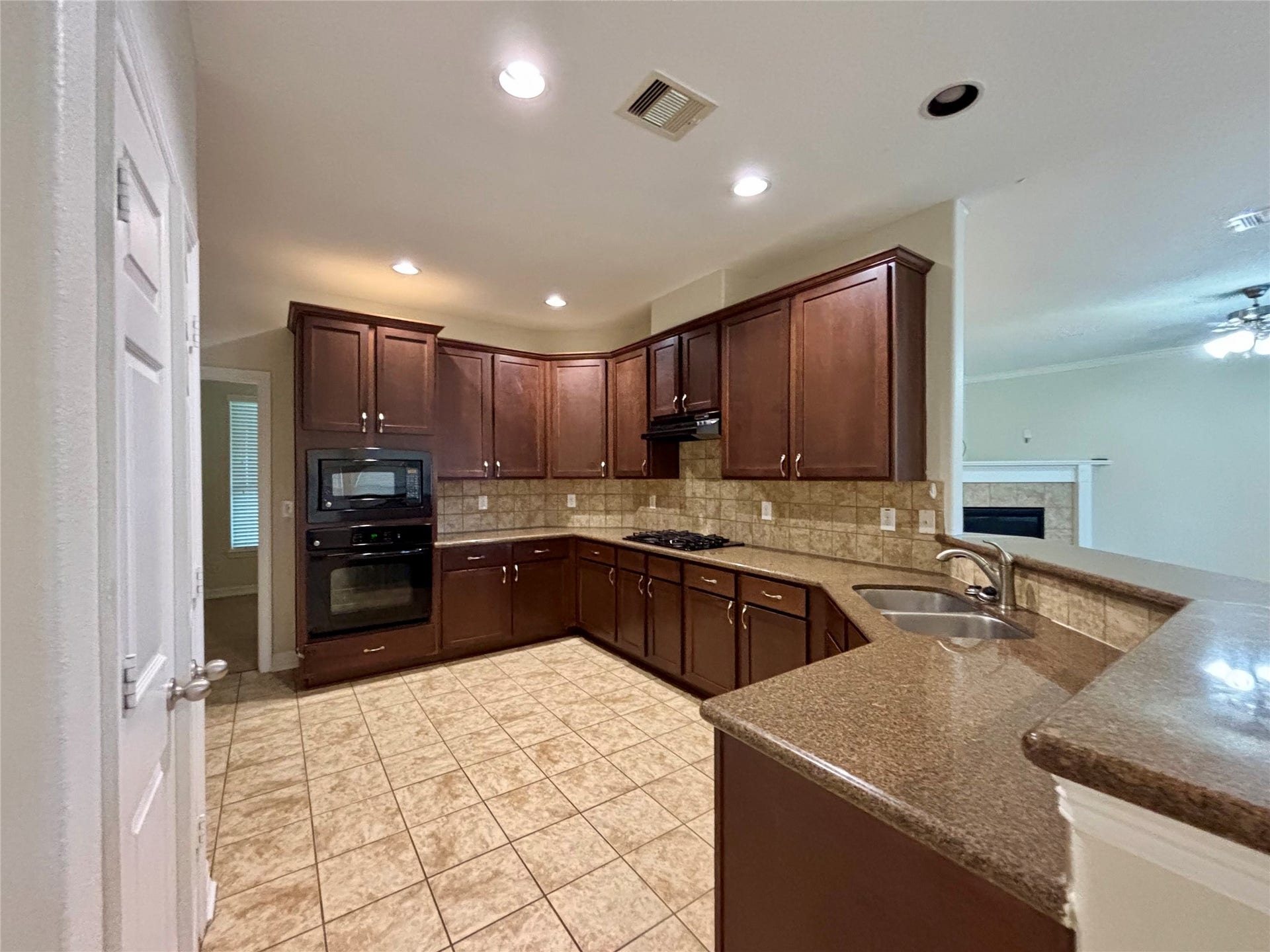 6013 Dublin Lane, Pearland, TX 77581 Kitchen