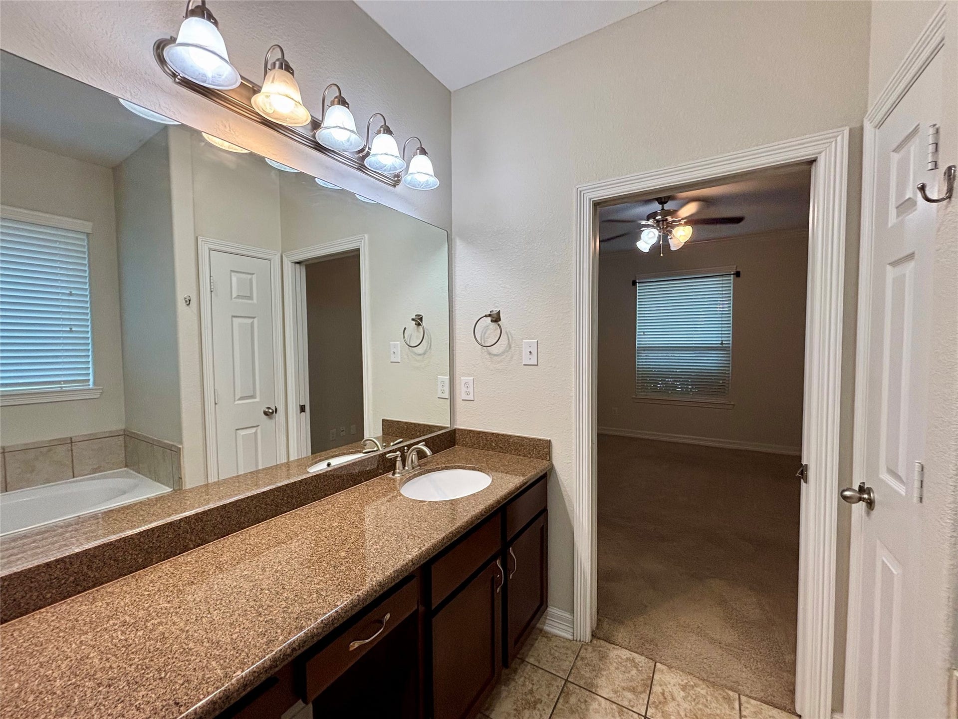 6013 Dublin Lane, Pearland, TX 77581 Bathroom