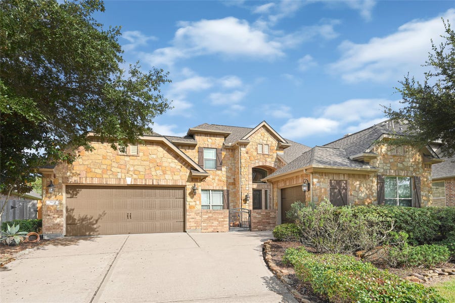 Property photo for 902 Cactus Ridge Court, Friendswood, TX