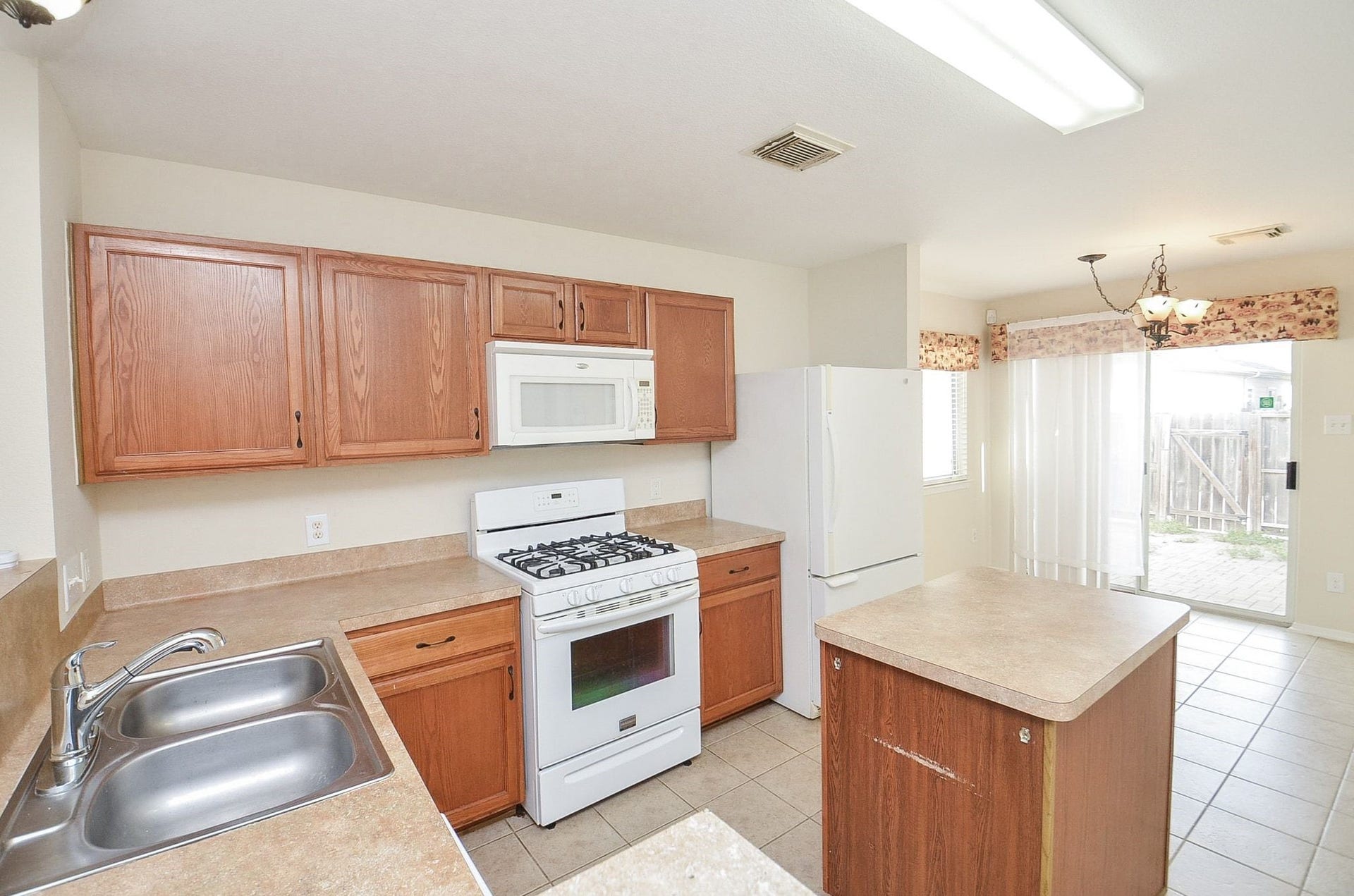 6138 Settlers Lake Circle E, Katy, TX 77449 KITCHEN
