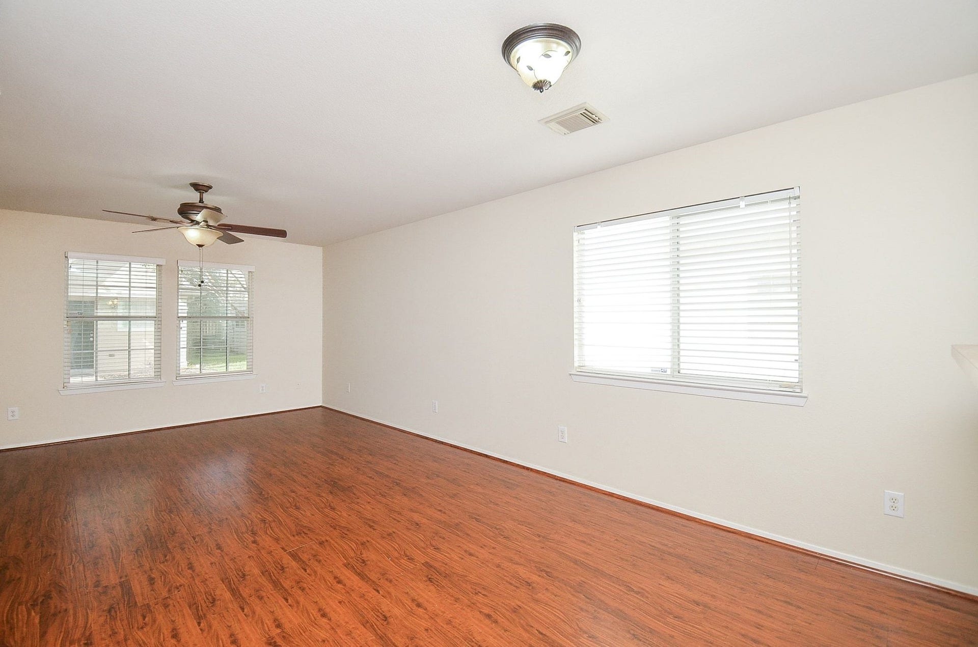 6138 Settlers Lake Circle E, Katy, TX 77449 LIVING AREA