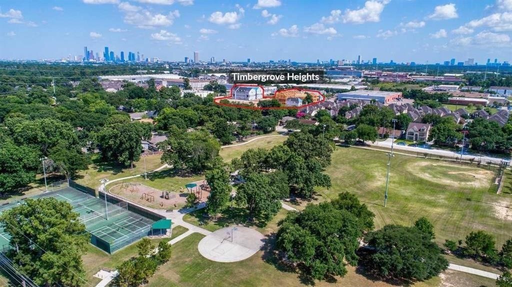 1004 Golden Nectar Lane, Houston, TX 77008 7 min walk from Jaycee Park (pickleball/tennis/basektball courts, playground, walking trails, fountains, baseball/soccer fields)