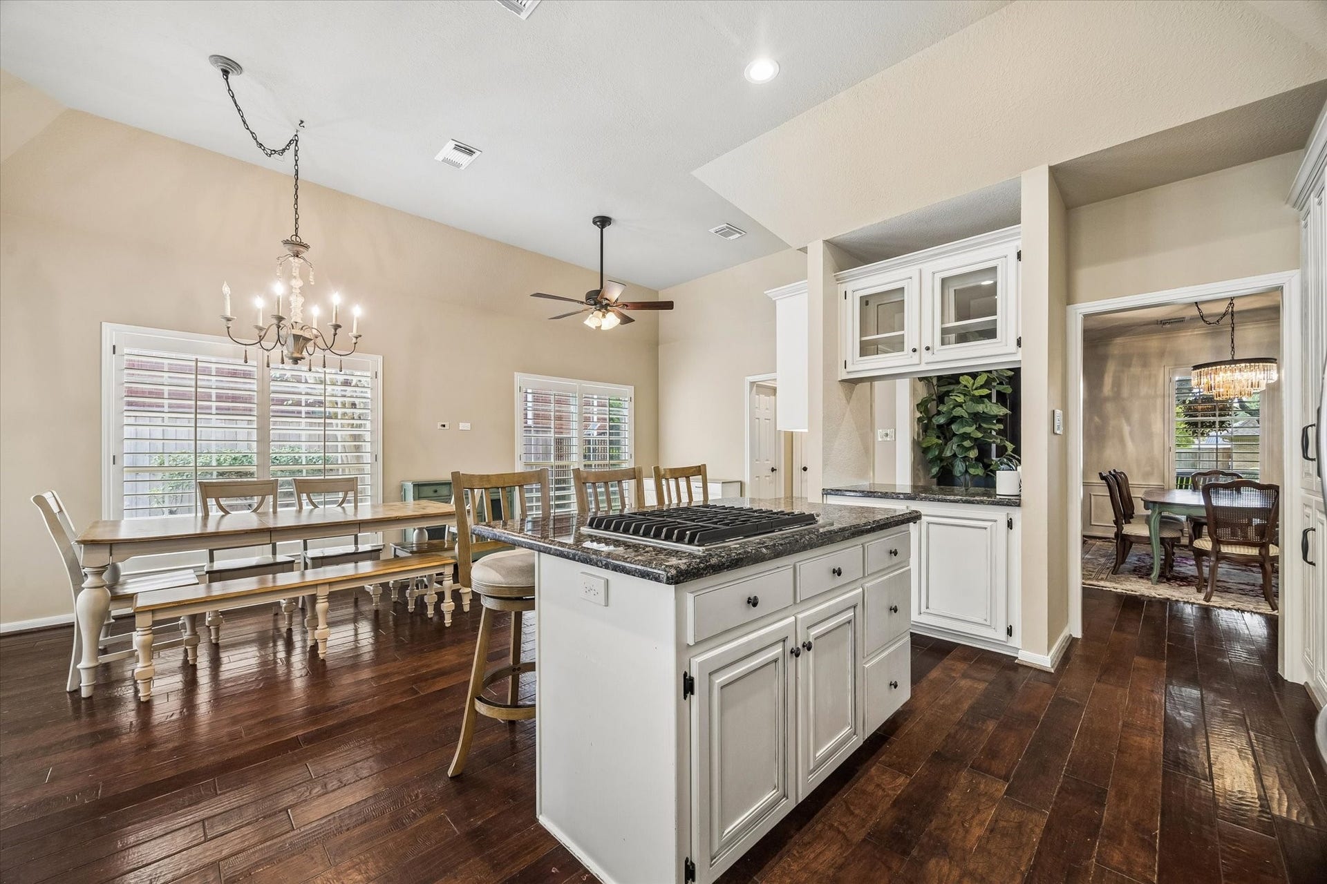 30 SAINT SIMONS COURT, Sugar Land, TX 77479 THE KITCHEN FEATURES GRANITE COUNTERTOPS, A GAS COOKTOP, AMPLE CABINETRY, AND AN OPEN CONNECTION TO THE BREAKFAST AREA.