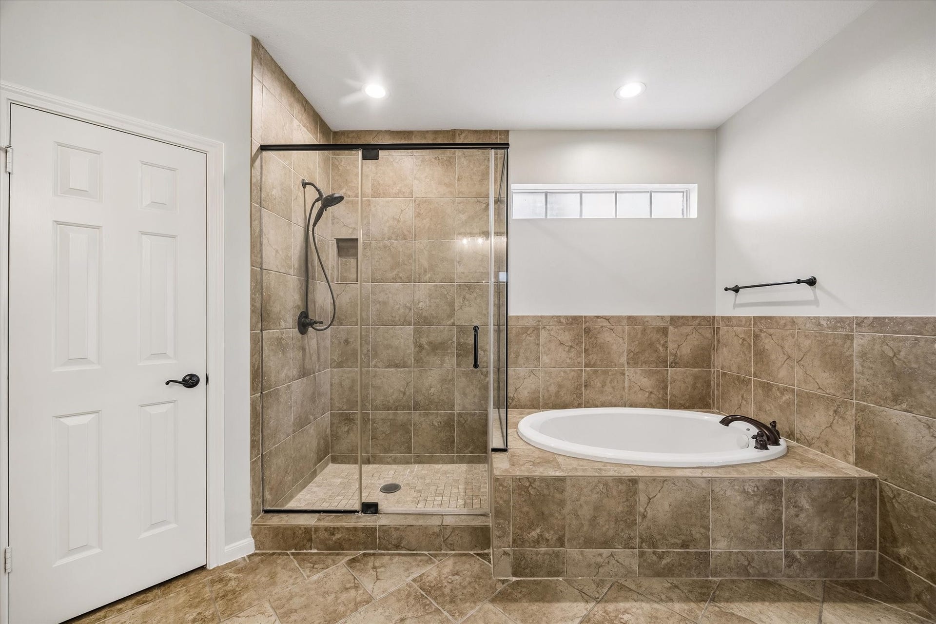 30 SAINT SIMONS COURT, Sugar Land, TX 77479 A LARGE WALK-IN SHOWER AND SEPARATE JETTED TUB CREATE A FUNCTIONAL, WELL-APPOINTED PRIMARY BATH.