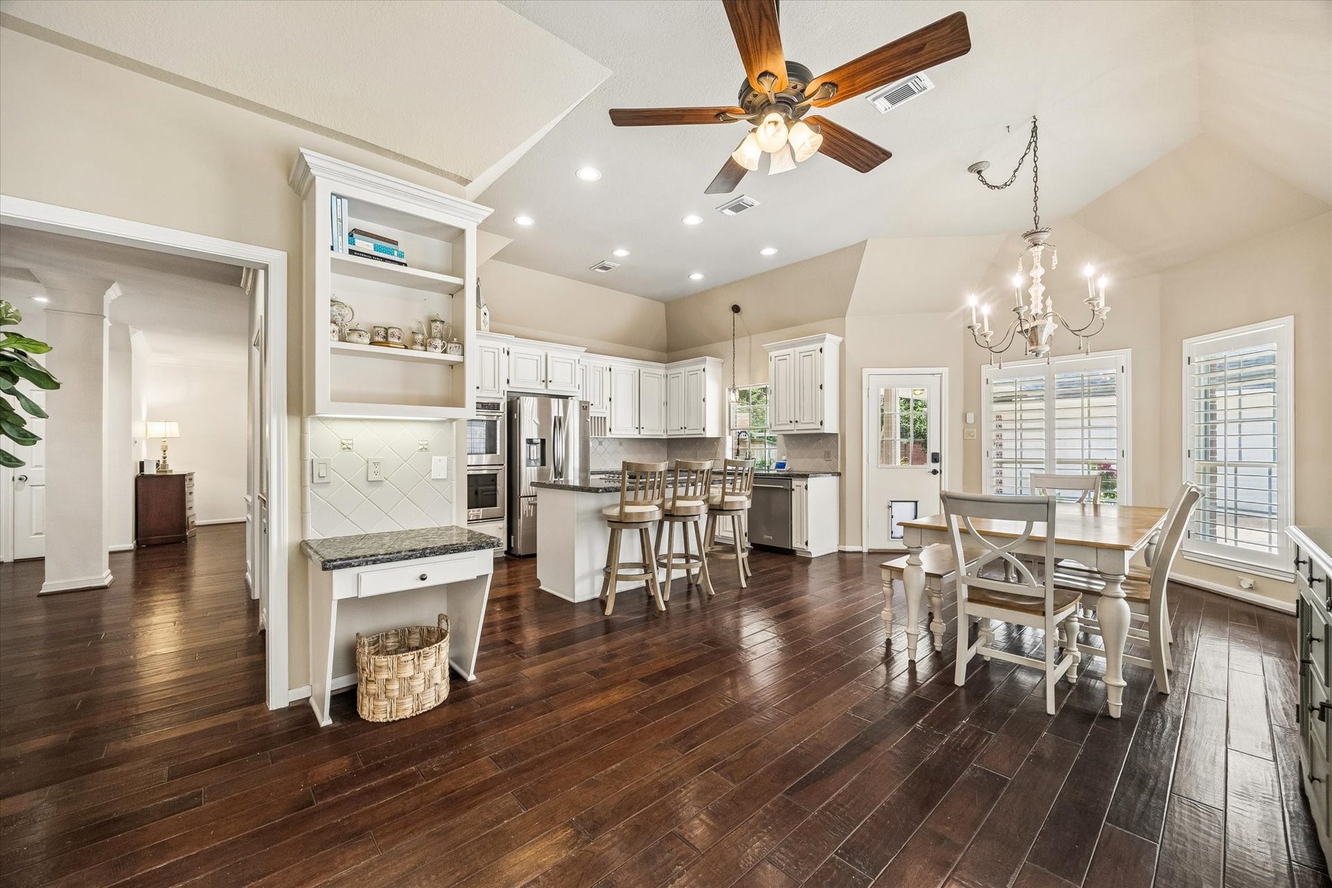 30 SAINT SIMONS COURT, Sugar Land, TX 77479 THE OPEN KITCHEN AND BREAKFAST AREA OFFER VAULTED CEILINGS, EXTENSIVE CABINETRY, AND SEAMLESS ACCESS TO THE SURROUNDING LIVING SPACES.