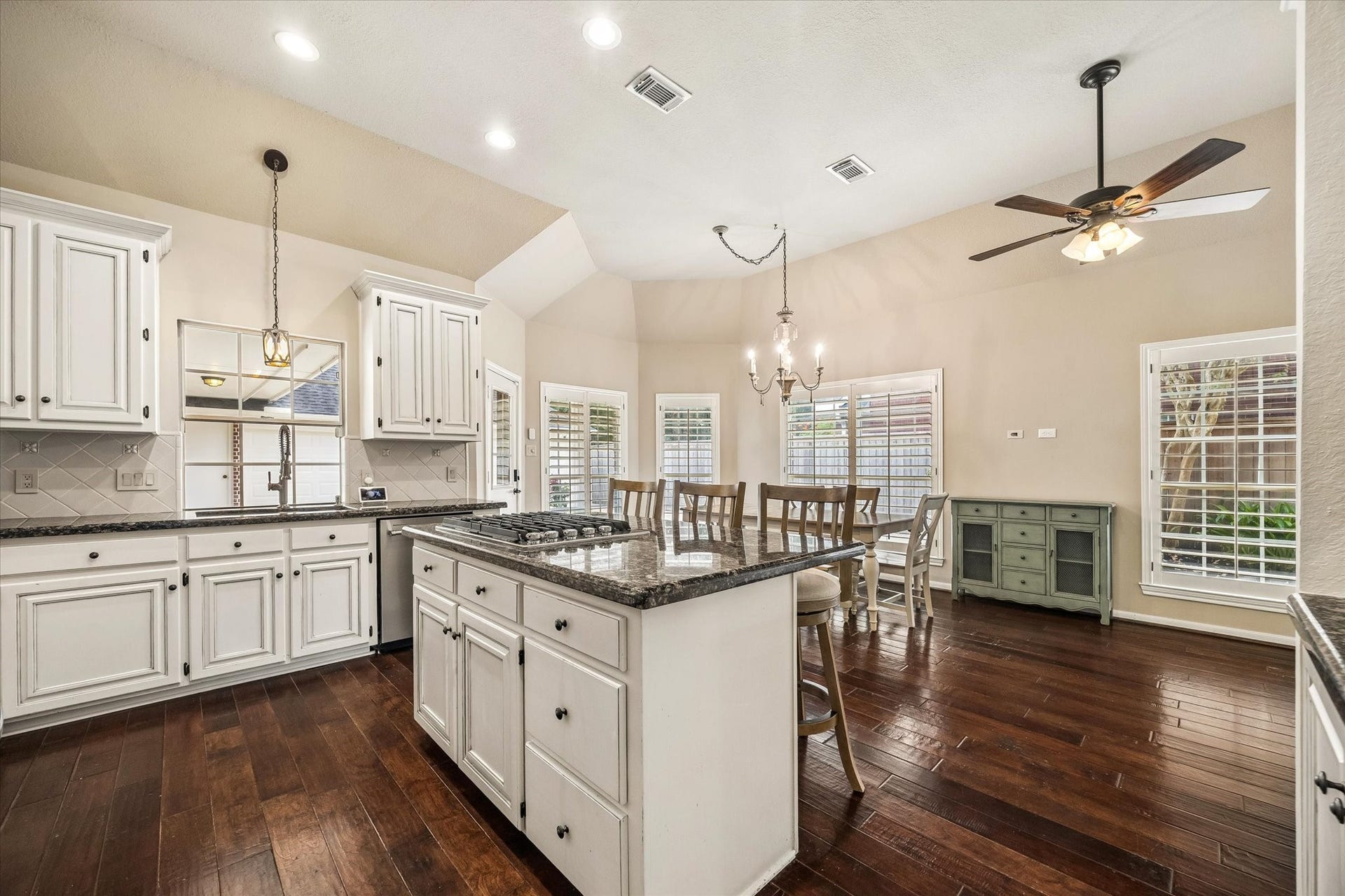 30 SAINT SIMONS COURT, Sugar Land, TX 77479 THE KITCHEN FEATURES GRANITE COUNTERTOPS, A LARGE CENTER ISLAND, STAINLESS STEEL APPLIANCES, AND GENEROUS CABINET STORAGE.