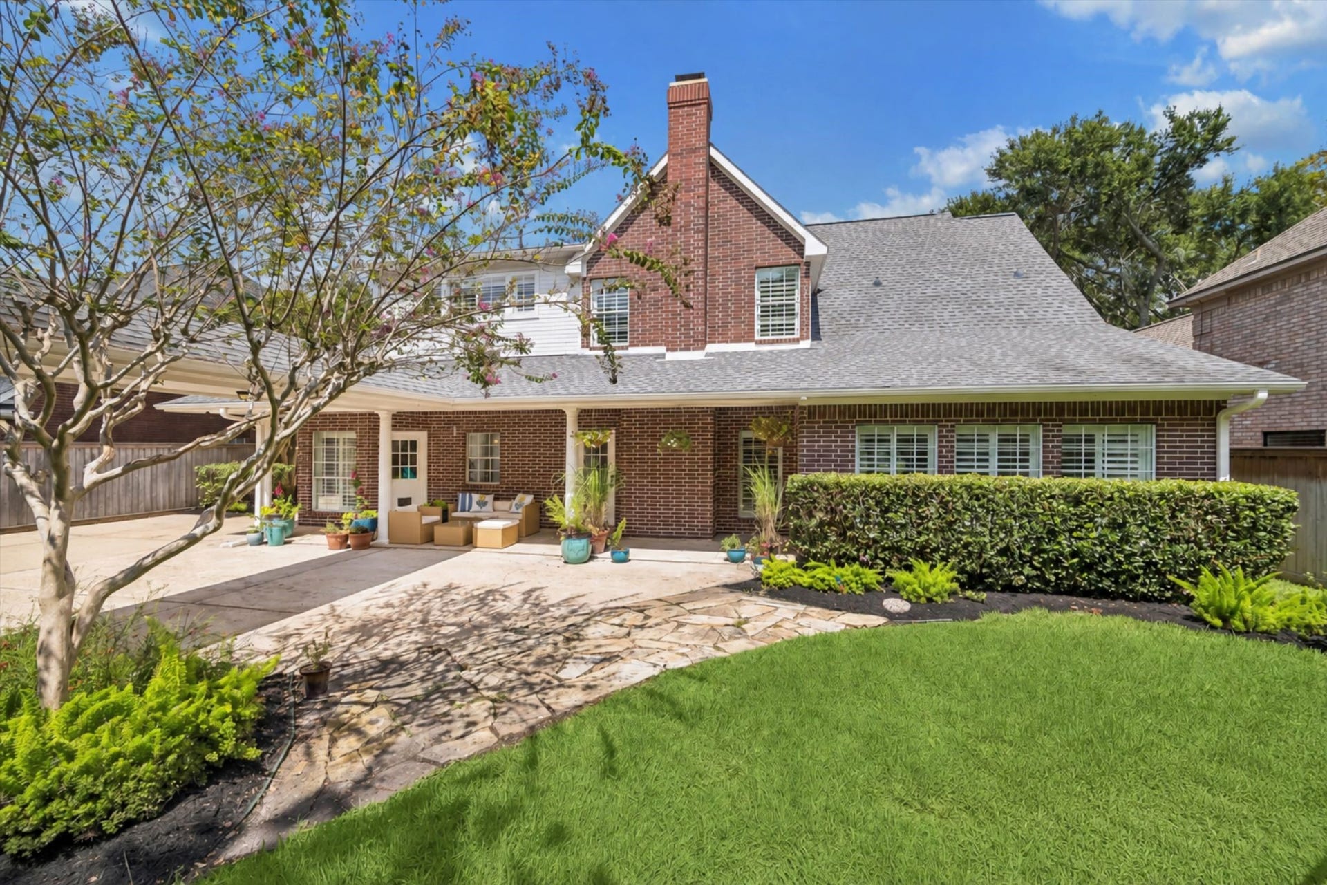30 SAINT SIMONS COURT, Sugar Land, TX 77479 THE BRICK REAR EXTERIOR FEATURES A COVERED PATIO AND DIRECT ACCESS TO THE SPACIOUS BACKYARD.