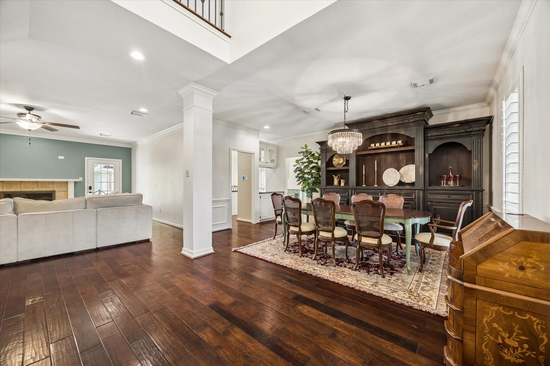 30 SAINT SIMONS COURT, Sugar Land, TX 77479 THE FORMAL DINING AREA OPENS TO THE MAIN LIVING SPACE AND FEATURES HARDWOOD FLOORING, CROWN MOLDING, AND ABUNDANT NATURAL LIGHT.