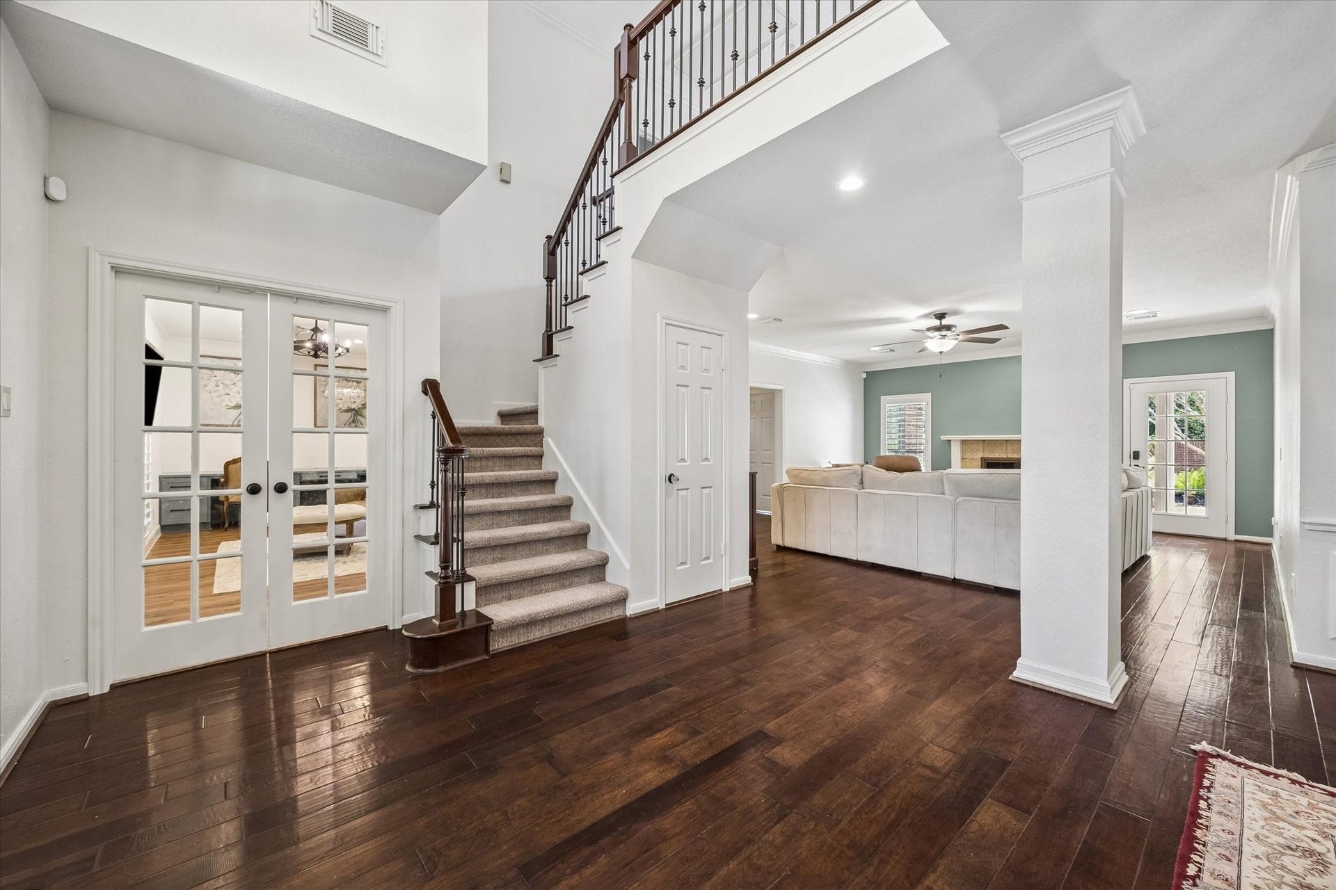 30 SAINT SIMONS COURT, Sugar Land, TX 77479 THE TWO-STORY ENTRY SHOWCASES HARDWOOD FLOORING, AN OPEN STAIRCASE, AND FRENCH DOORS LEADING TO THE PRIVATE STUDY.