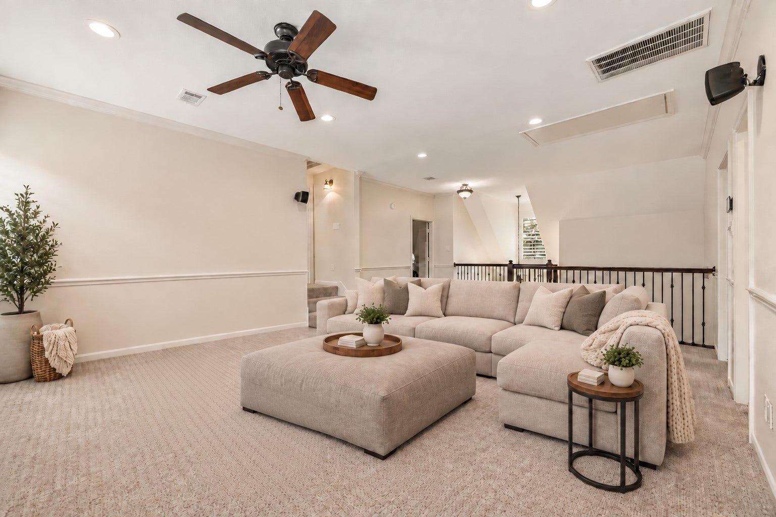 30 SAINT SIMONS COURT, Sugar Land, TX 77479 THIS EXPANSIVE SECOND-FLOOR GAMEROOM PROVIDES SPACE FOR A MEDIA AREA, PLAYROOM, OR ADDITIONAL LOUNGE. **Virtually Staged.