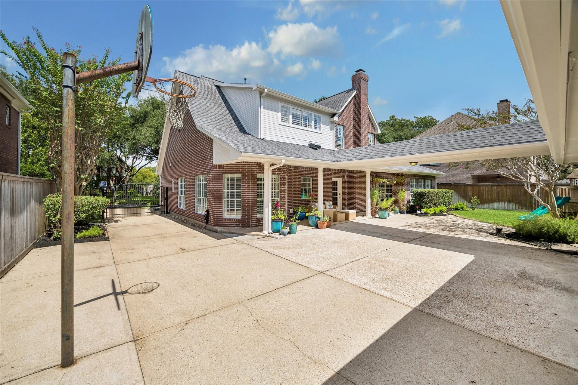 30 SAINT SIMONS COURT, Sugar Land, TX 77479 THE EXPANSIVE BACK PATIO PROVIDES PLENTY OF SPACE FOR OUTDOOR ACTIVITIES AND ENTERTAINING.