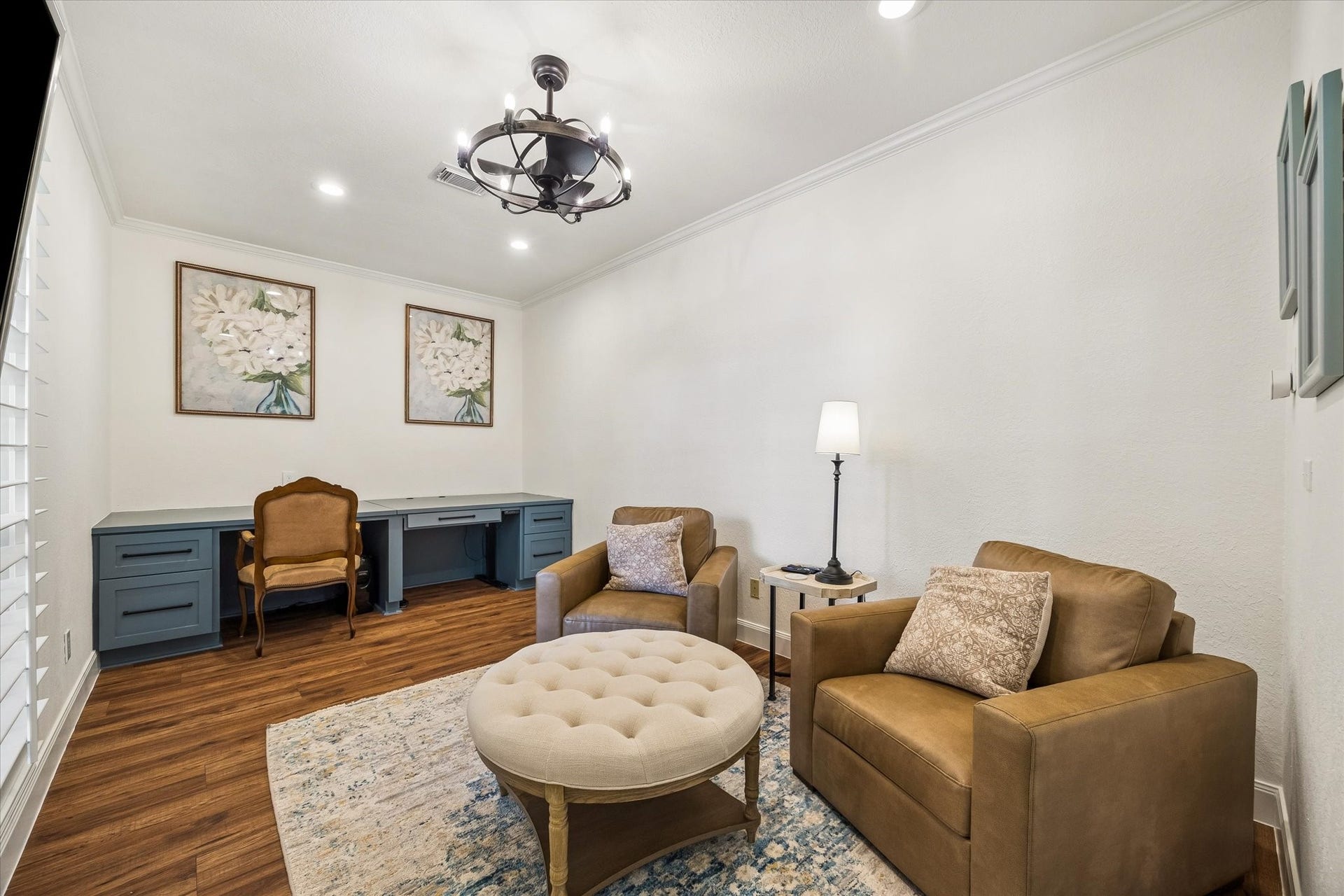 30 SAINT SIMONS COURT, Sugar Land, TX 77479 A DEDICATED HOME OFFICE FEATURES HARDWOOD FLOORING, CROWN MOLDING, RECESSED LIGHTING, AND A BUILT-IN WORKSPACE.