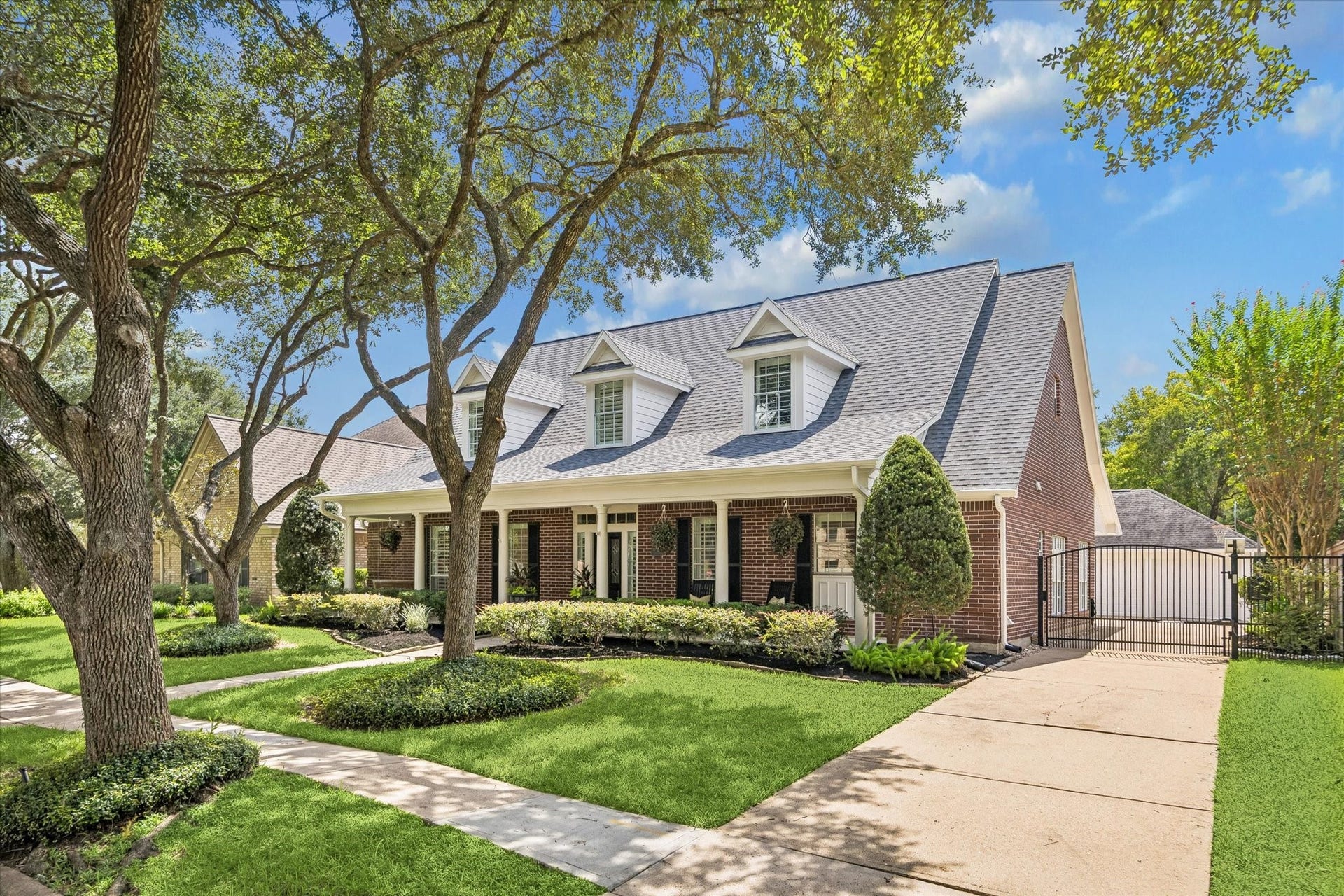 30 SAINT SIMONS COURT, Sugar Land, TX 77479 AN EXTENDED GATED DRIVEWAY PROVIDES CONVENIENT ACCESS TO THE DETACHED GARAGE AND ADDITIONAL PARKING.