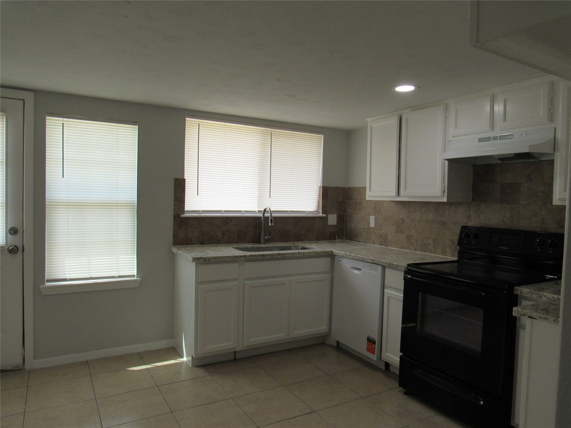 Nic kitchen w/granite counters, stove, pantry, space for breakfast table, door to back yard.