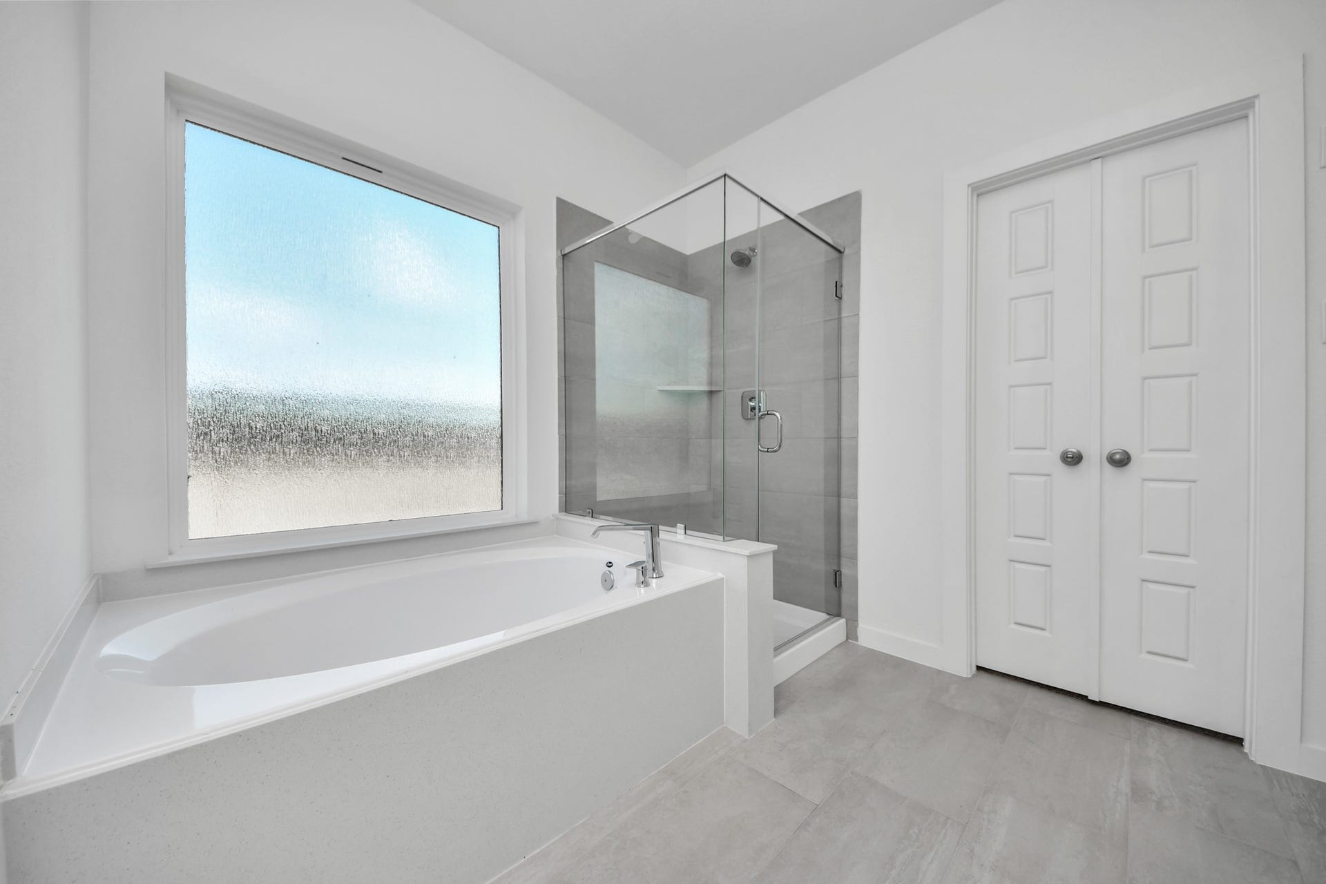 3072 Spoolwood Trail, Magnolia, TX 77355 Indulge in a spa-like retreat within the confines of this primary bathroom. Delight in a spacious walk-in shower enveloped in stylish tile surround, unwind in a separate garden tub adorned with custom detailing.