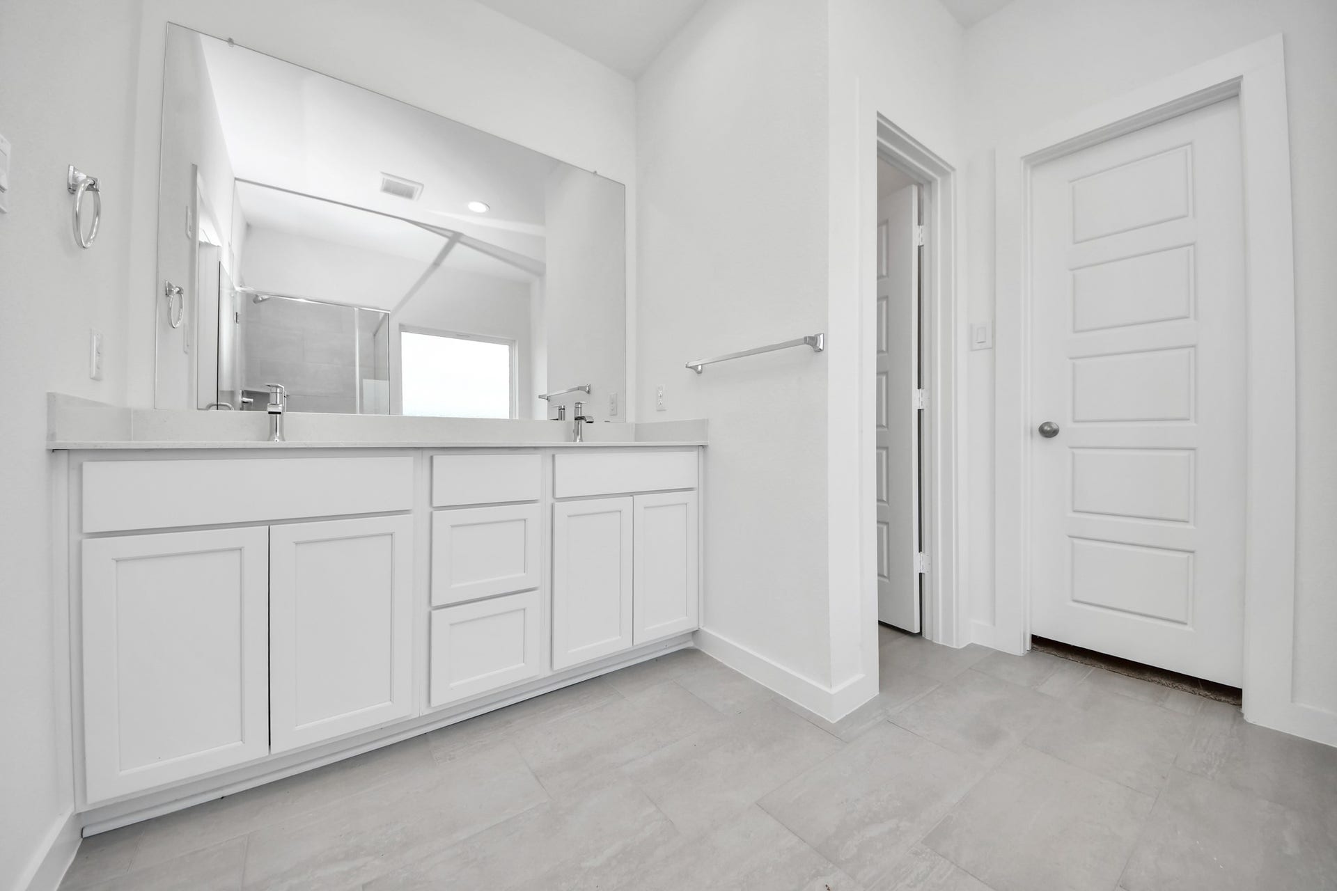 3072 Spoolwood Trail, Magnolia, TX 77355 Escape to a spa-like oasis in this primary bathroom. Enjoy a walk-in shower with tile surround, a separate garden tub with custom detailing, and an elegant vanity featuring light countertops, modern hardware, and beautiful vanity lights. Experience luxury and relaxation in every detail.