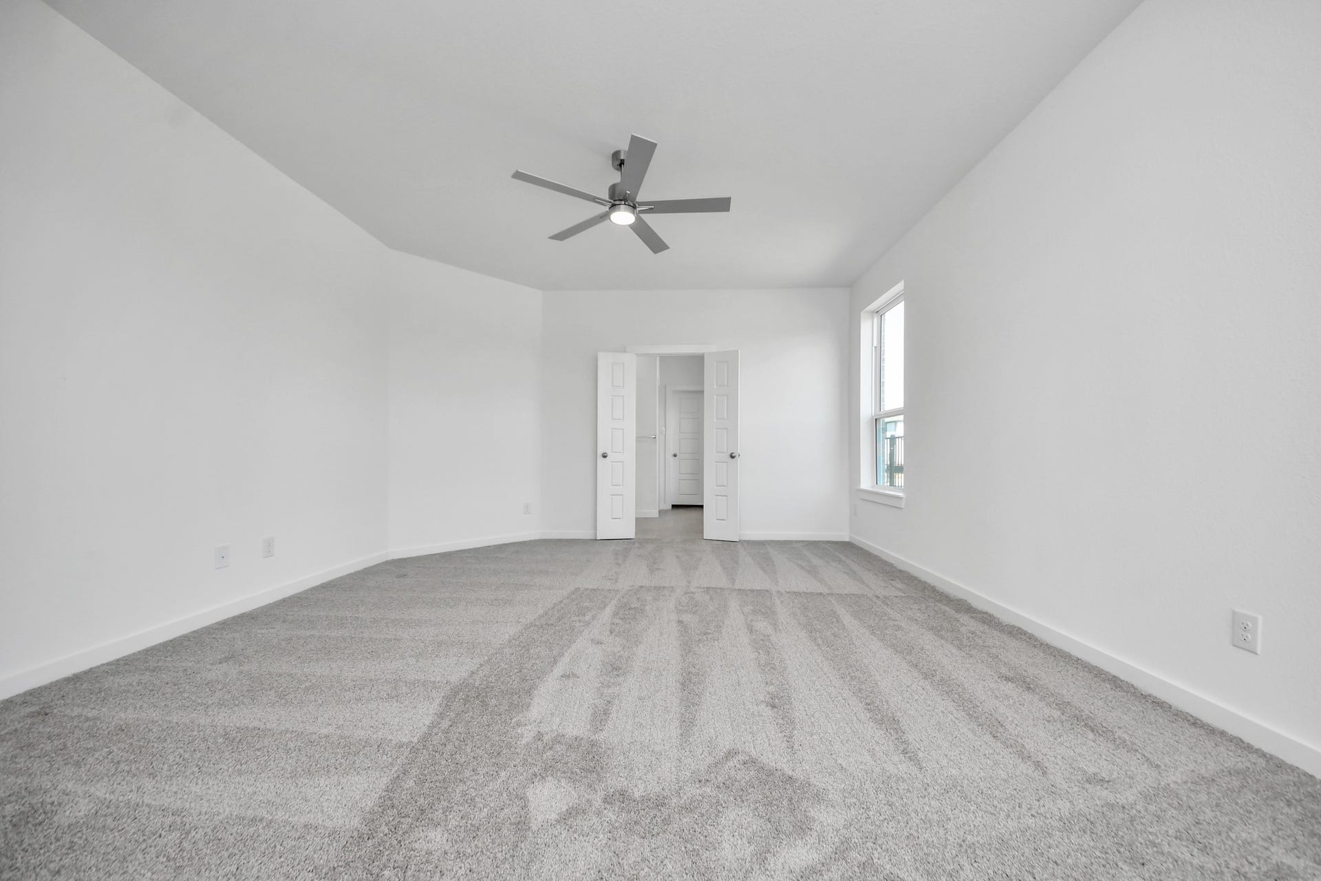 3072 Spoolwood Trail, Magnolia, TX 77355 Escape to tranquility in this spacious primary room, adorned with plush carpeting and bathed in the soothing hues of warm paint colors, creating a cozy retreat for relaxation.