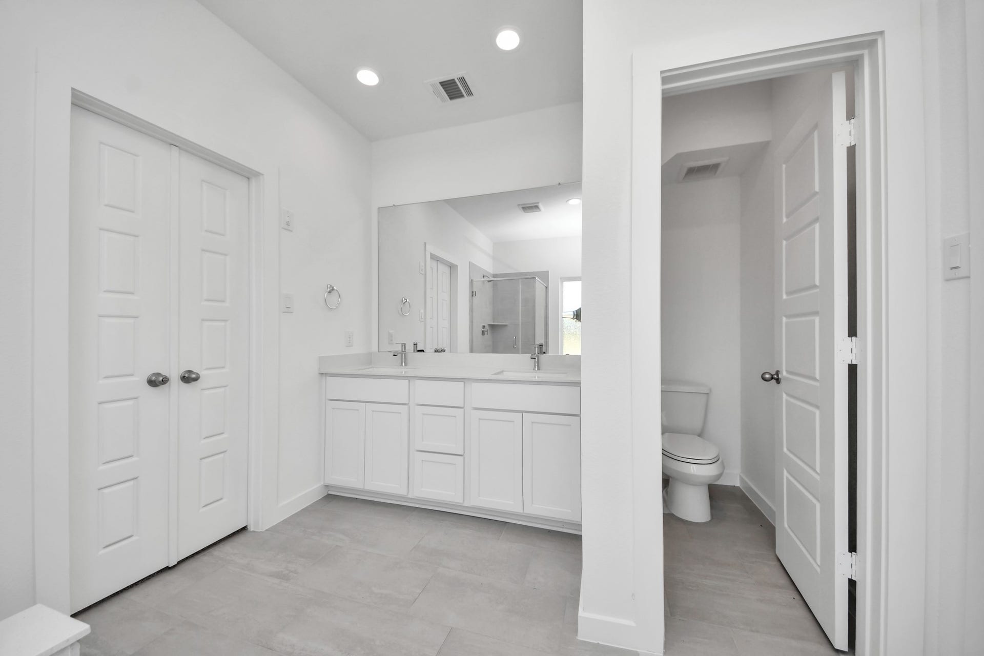 3072 Spoolwood Trail, Magnolia, TX 77355 Elevate your daily routine at the elegant vanity, now equipped with double sinks, light countertops, modern hardware, and beautiful recessed lights.
