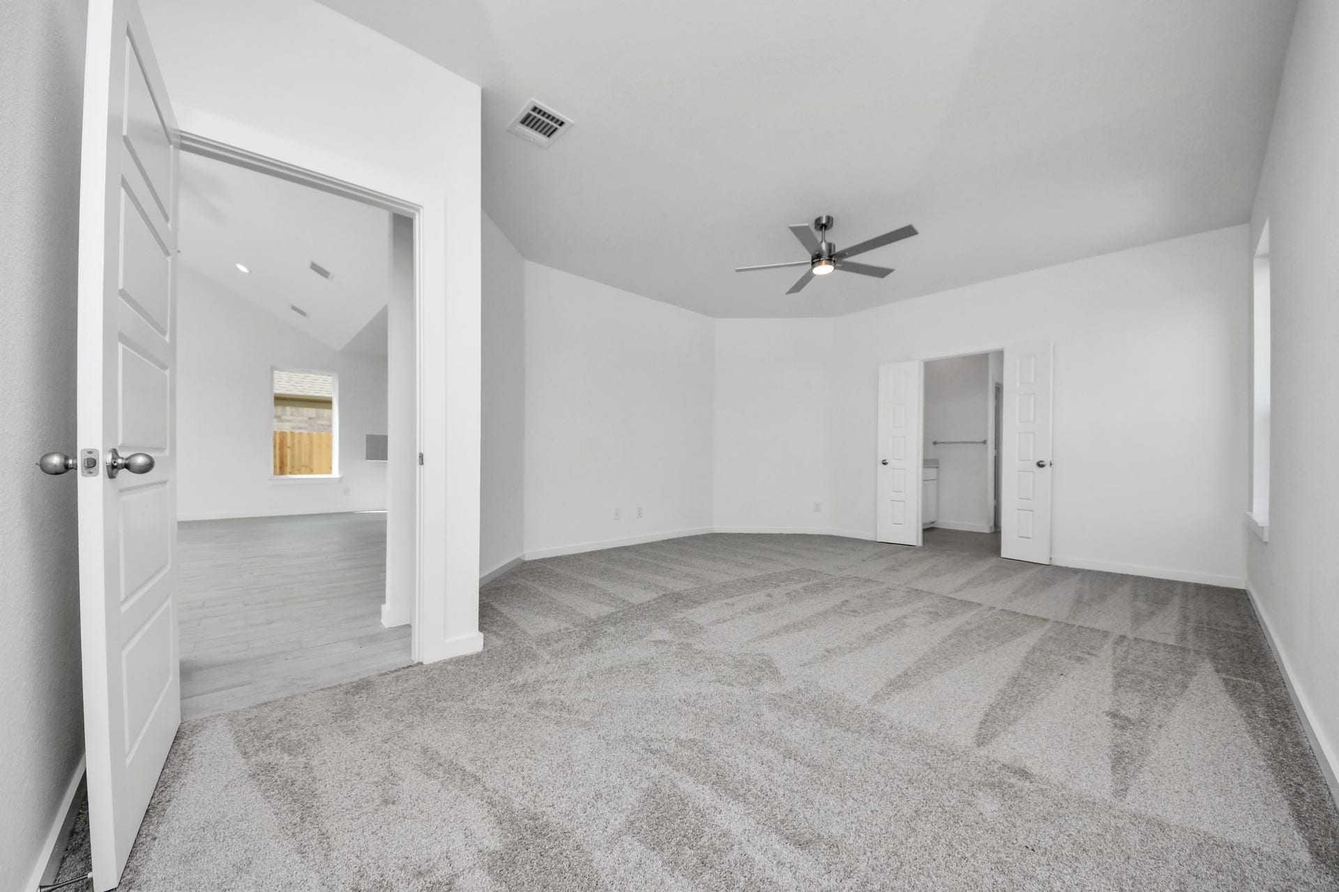 3072 Spoolwood Trail, Magnolia, TX 77355 Escape and relax in the exquisite primary suite, a haven to unwind after a long day. The spacious room, located on first floor, boasts plush carpeting, soothing paint tones, high ceilings, and expansive windows adorned with privacy blinds.