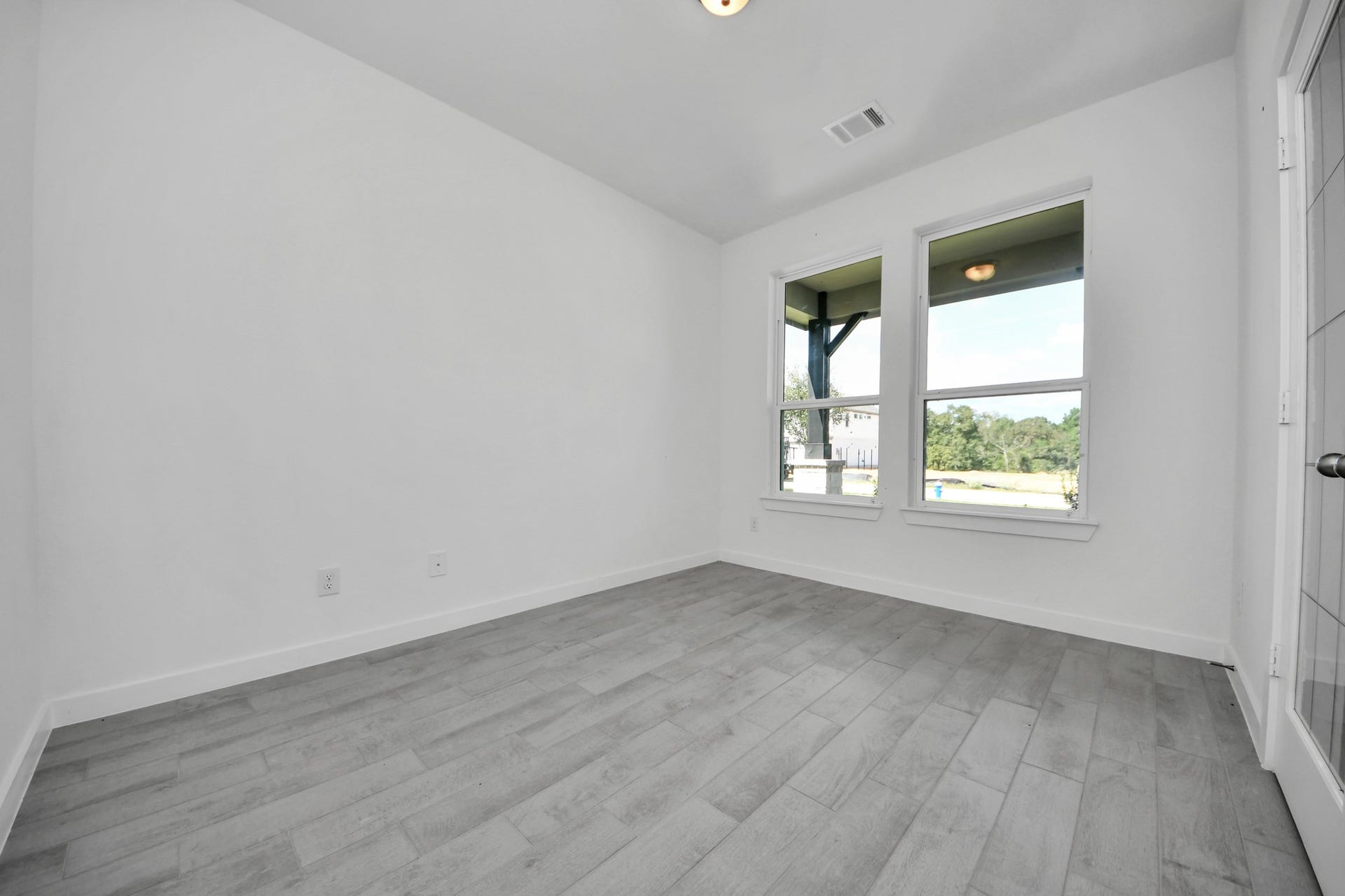 3072 Spoolwood Trail, Magnolia, TX 77355 Step into the inviting home office, where elegant tile flooring adds a touch of freshness and comfort to the workspace. Natural light pours through the window, creating an inspiring environment for productivity and focus.
