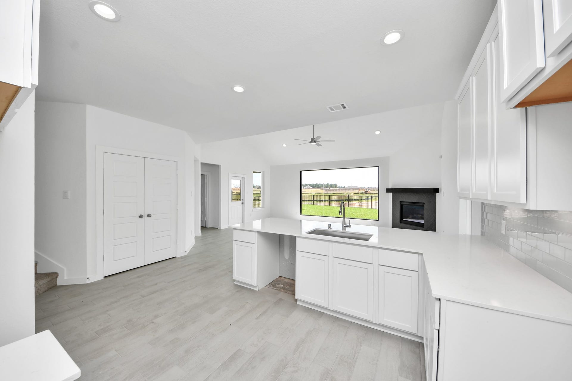 3072 Spoolwood Trail, Magnolia, TX 77355 The kitchen is a culinary haven, featuring granite countertops, a tile backsplash, stainless steel appliances, 42 upper cabinets, and undercabinet lighting.