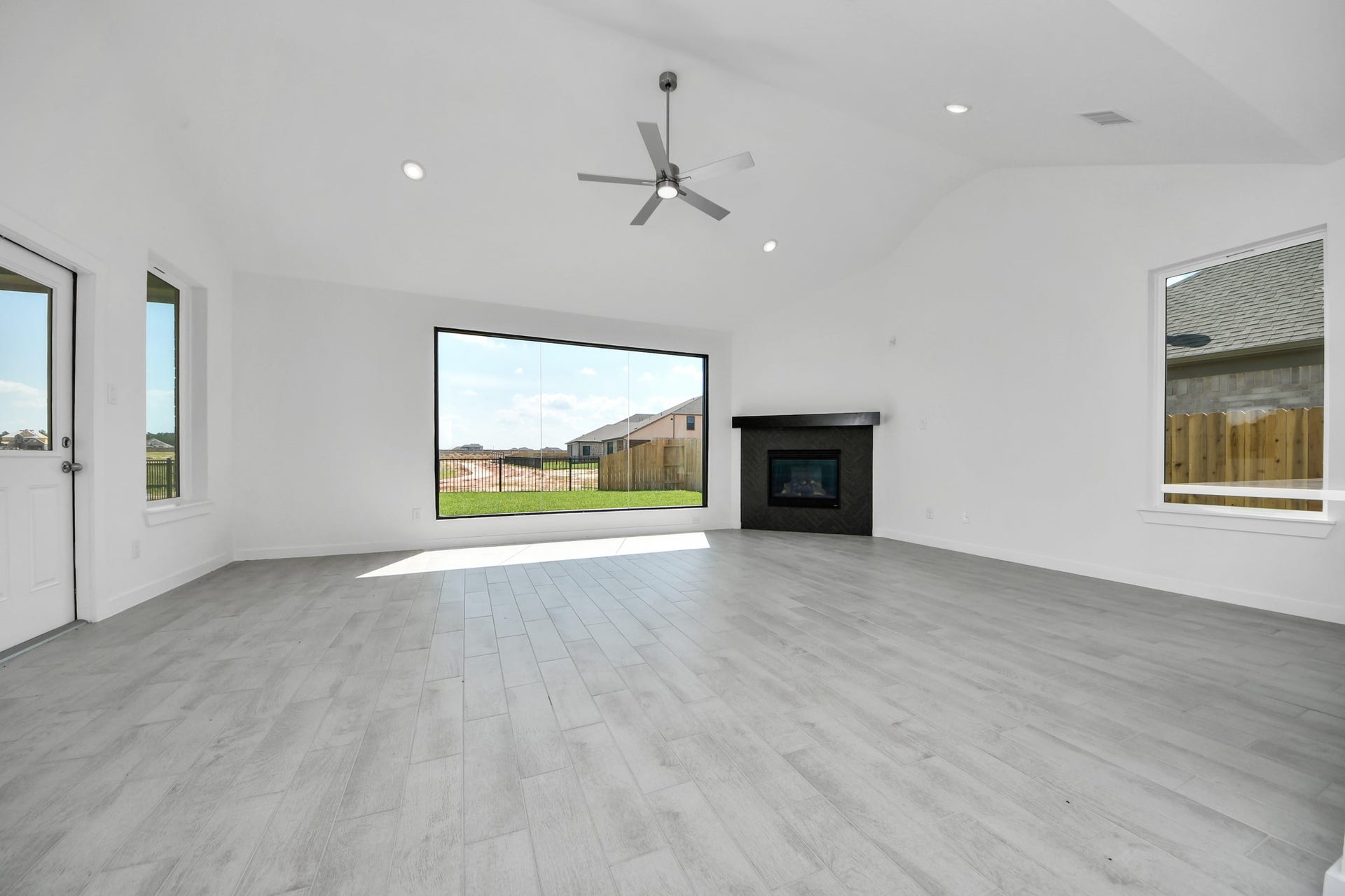3072 Spoolwood Trail, Magnolia, TX 77355 Gather the family and guests together in your lovely living room! Featuring soaring high ceilings, recessed lighting, ceiling fan, custom paint, gorgeous floors, and large windows that provide plenty of natural lighting throughout the day.