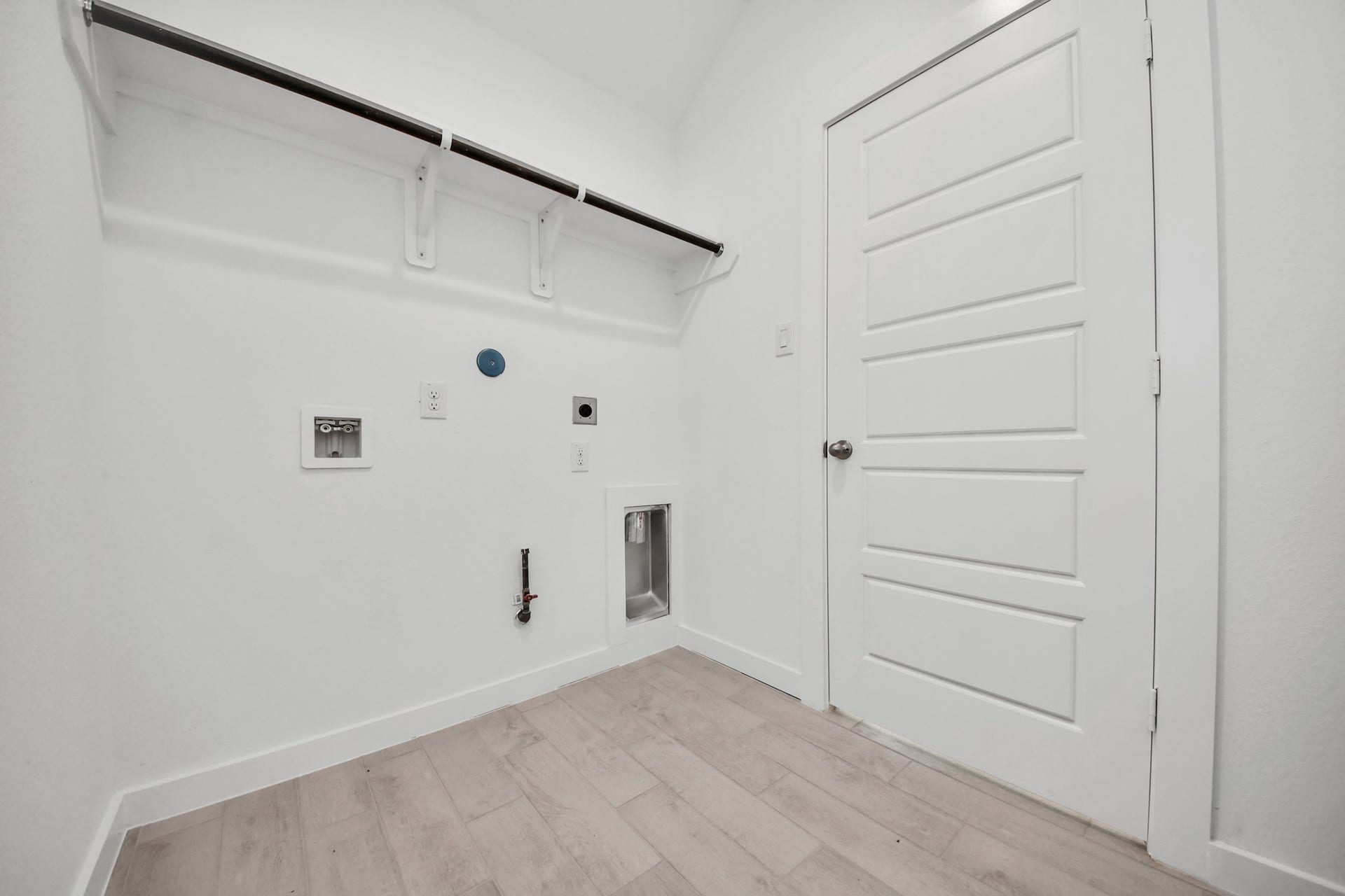 3072 Spoolwood Trail, Magnolia, TX 77355 A perfect blend of functionality and comfort. Capture the essence of easy living with a first-floor laundry room, thoughtfully equipped with shelving for effortless organization. Both electric and gas connections available.
