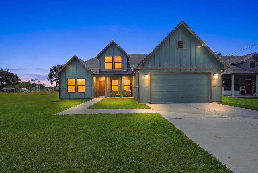 Property photo for 614 Austin Street, West Columbia, TX