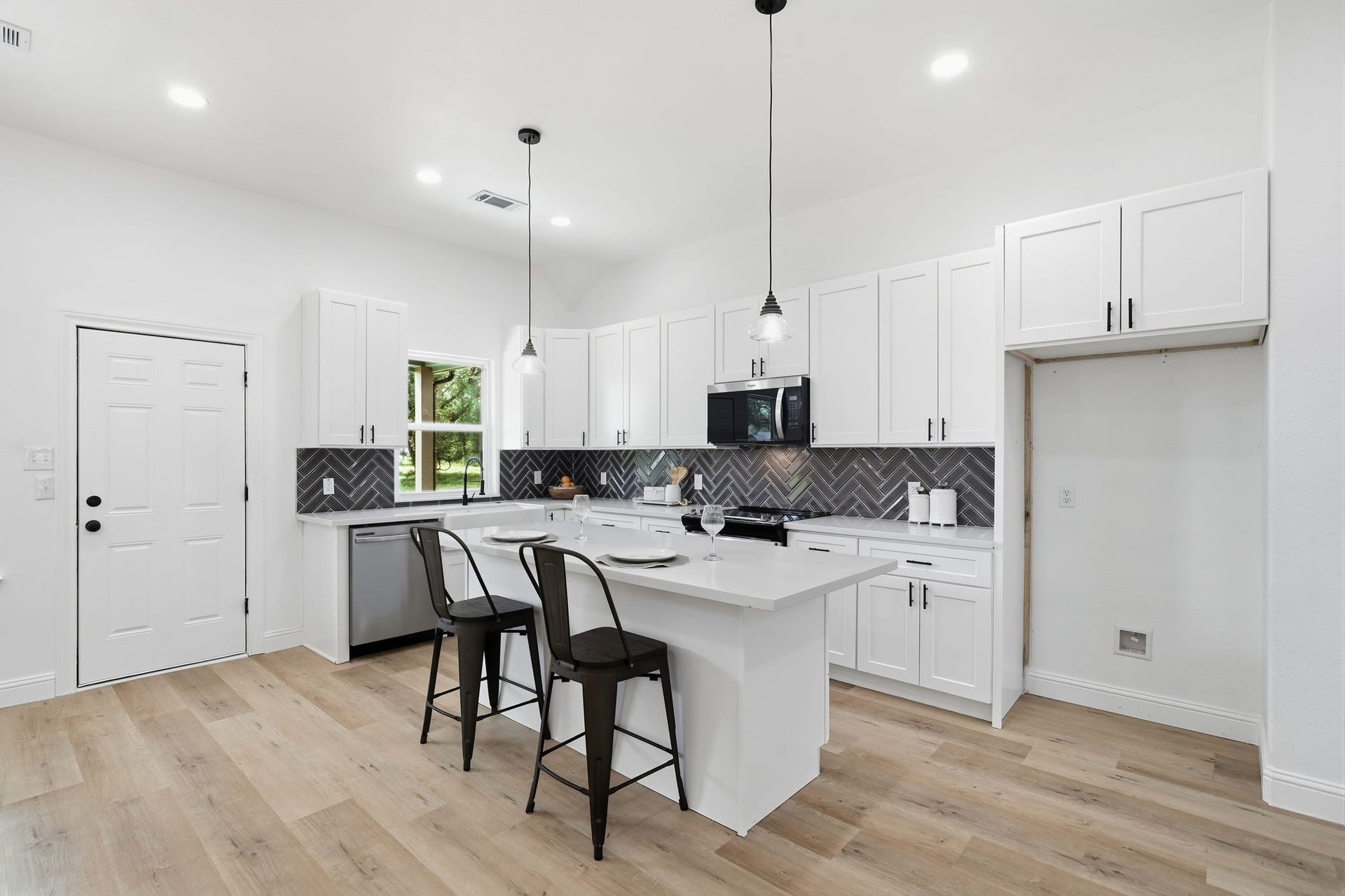 614 Austin Street, West Columbia, TX 77486