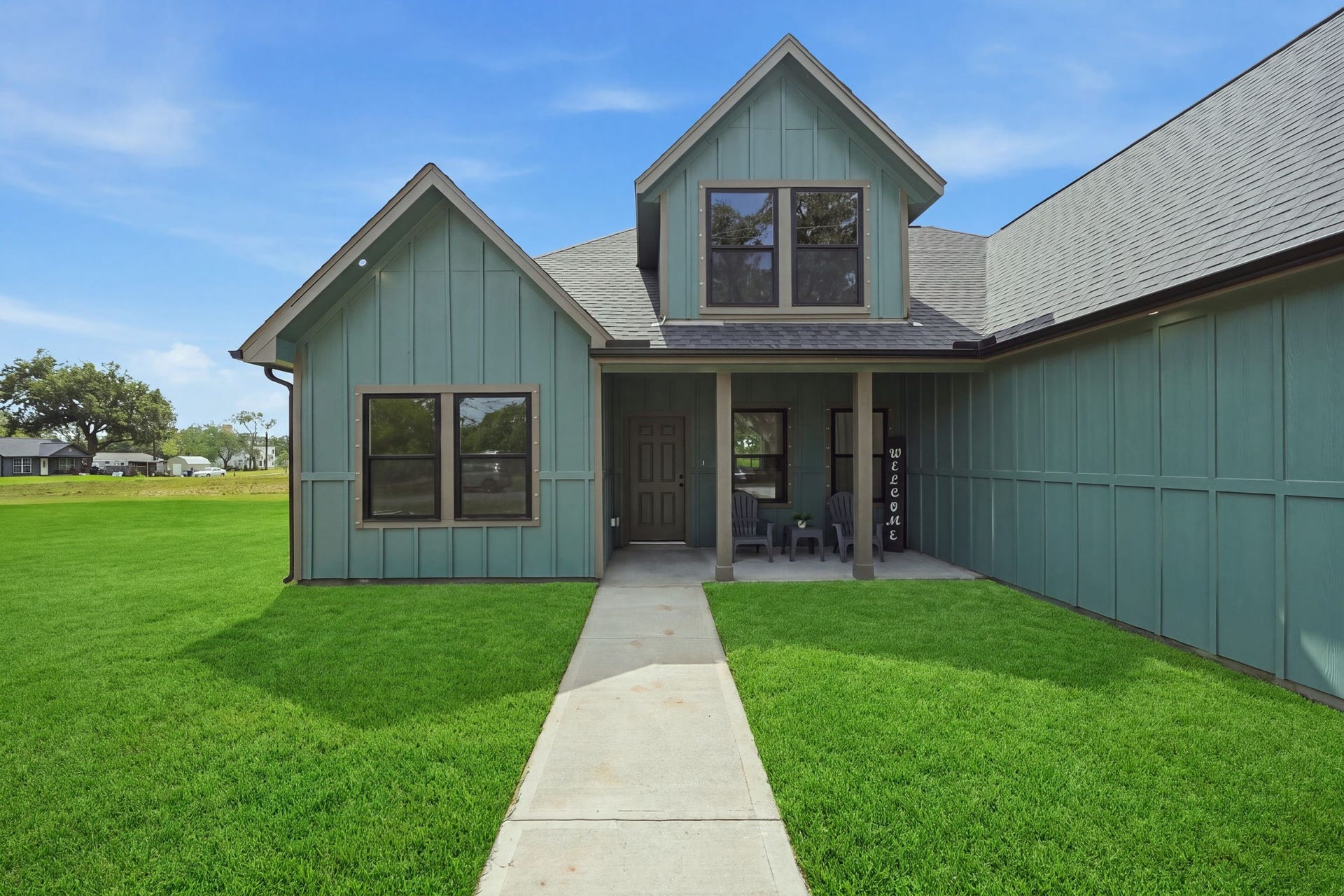 614 Austin Street, West Columbia, TX 77486