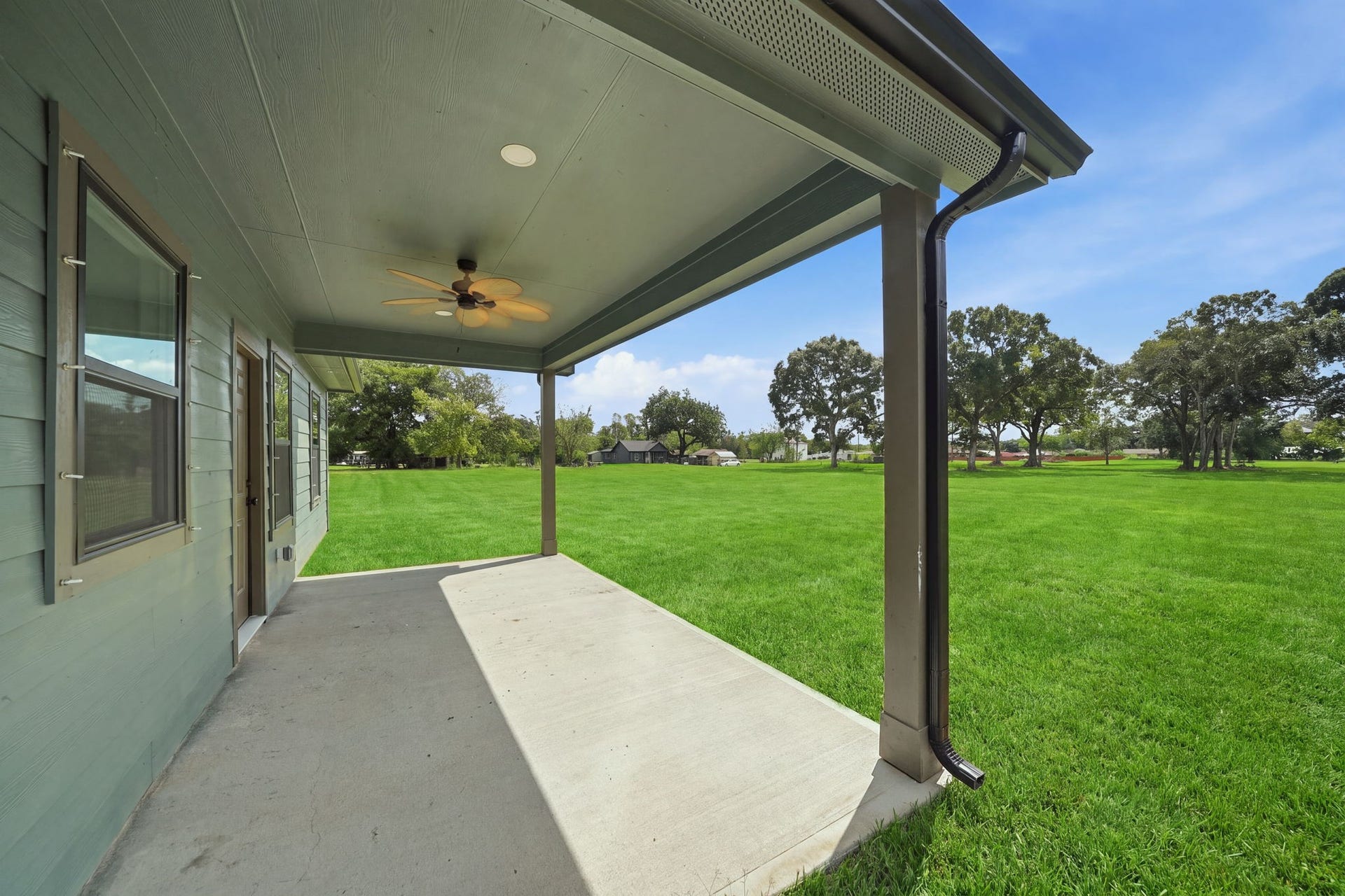 614 Austin Street, West Columbia, TX 77486