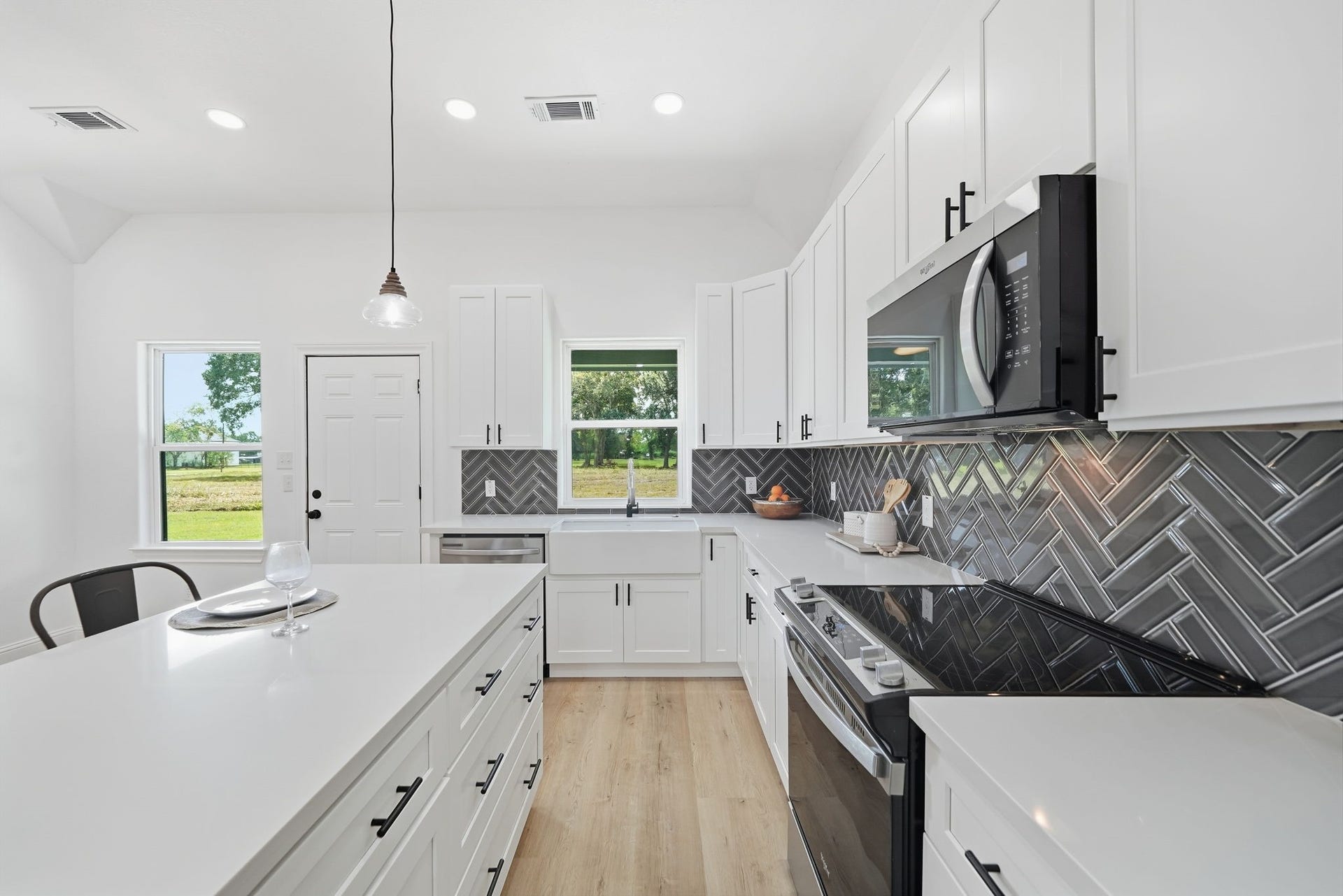 614 Austin Street, West Columbia, TX 77486